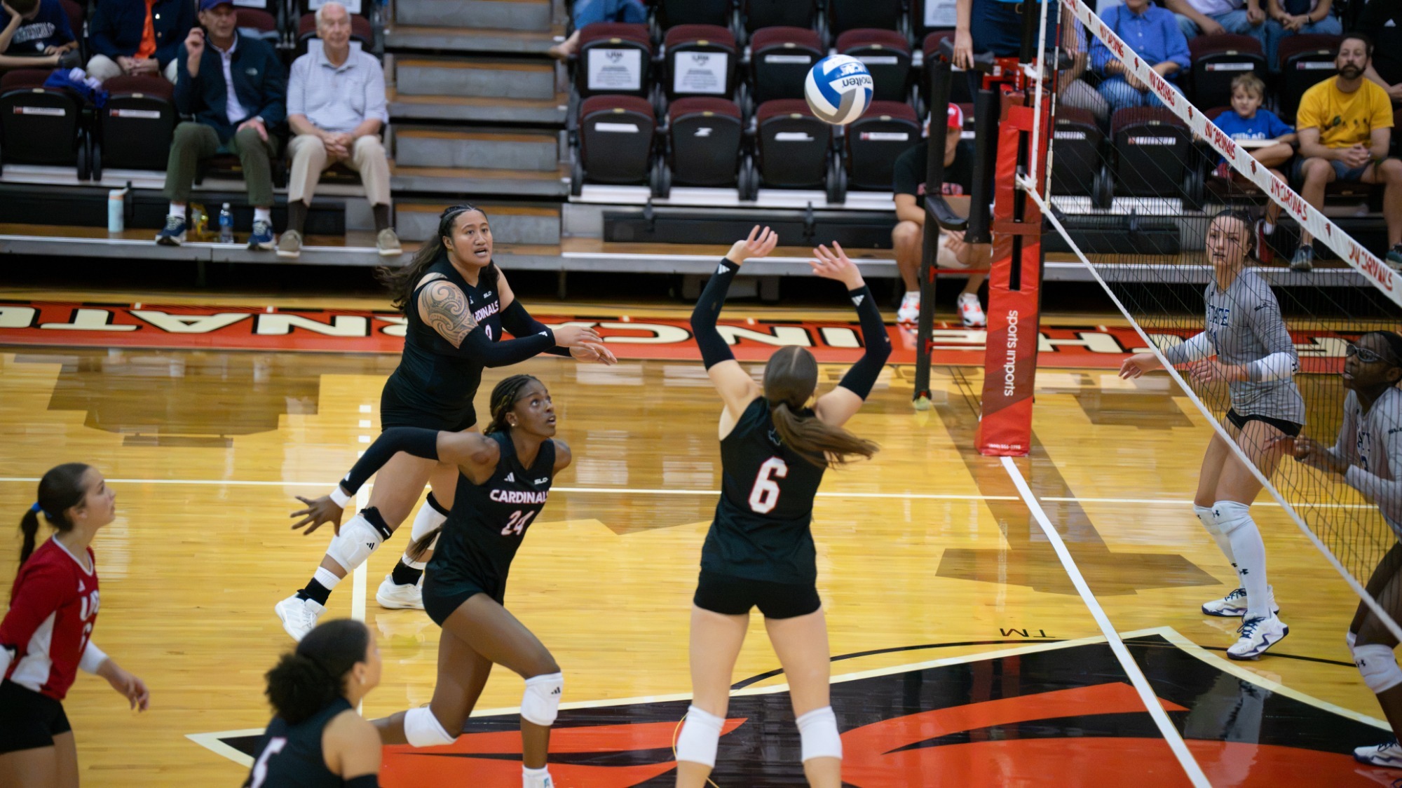 Victoria sets the ball against NSU