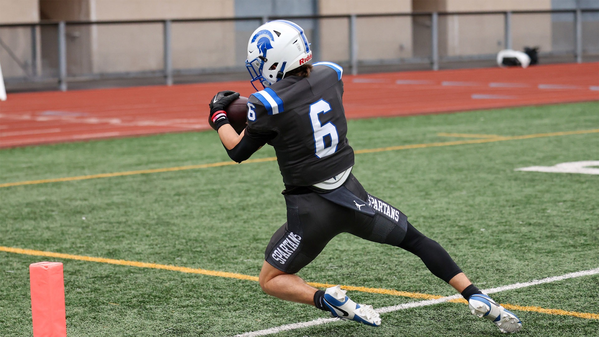 Beau Wolf catching a pass against Grove City