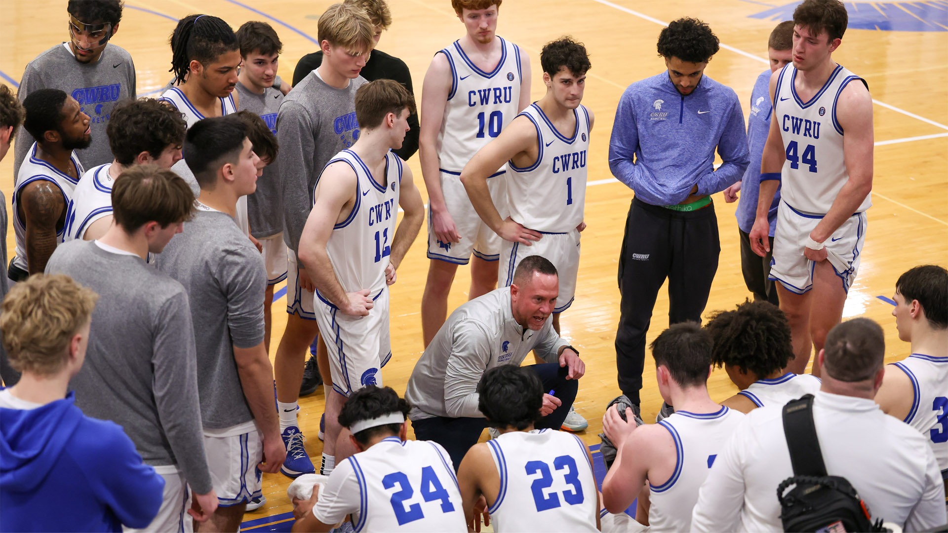 The CWRU men's basketball team during a timeout