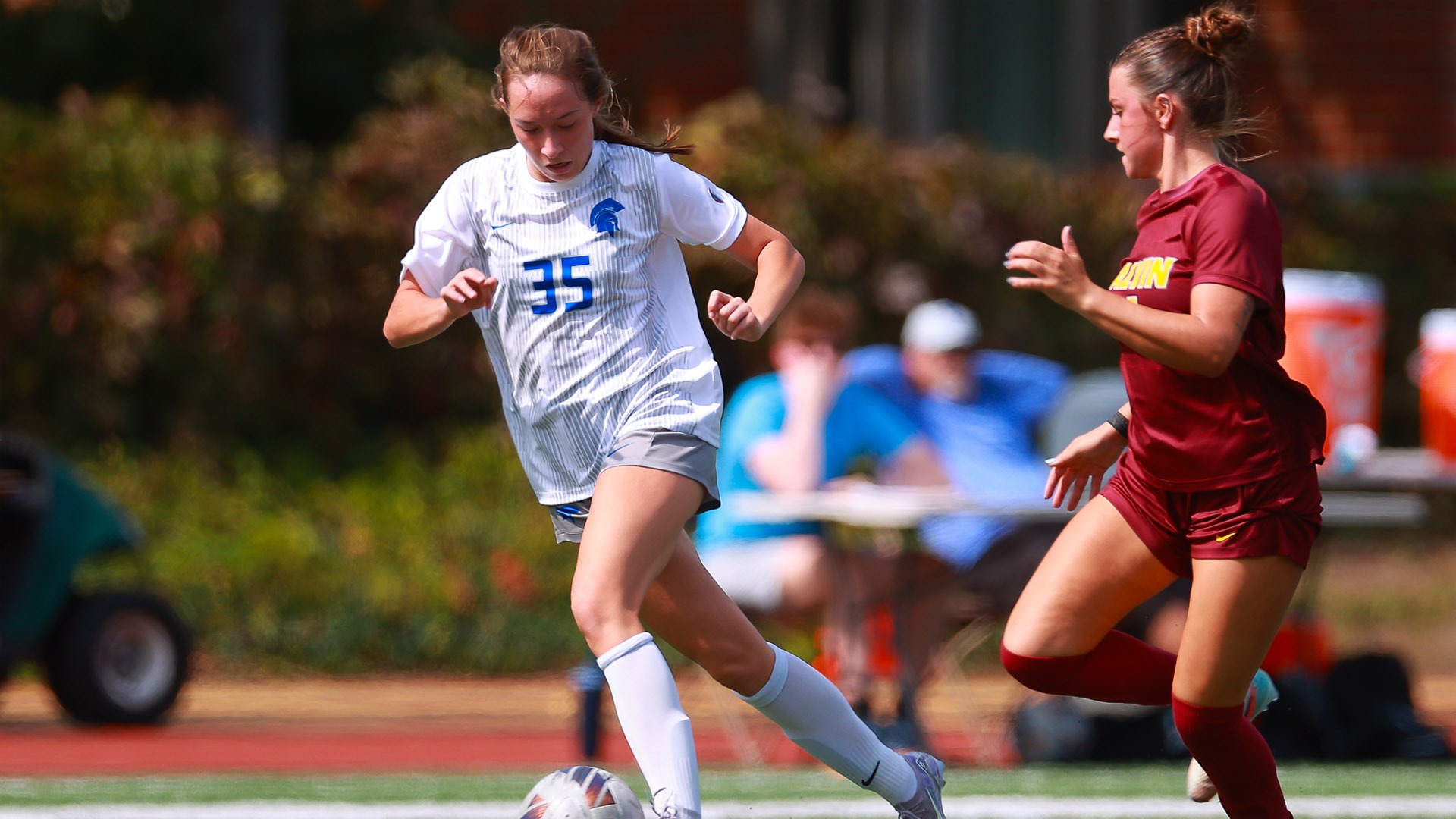Izzy Probst evading defenders in 2025