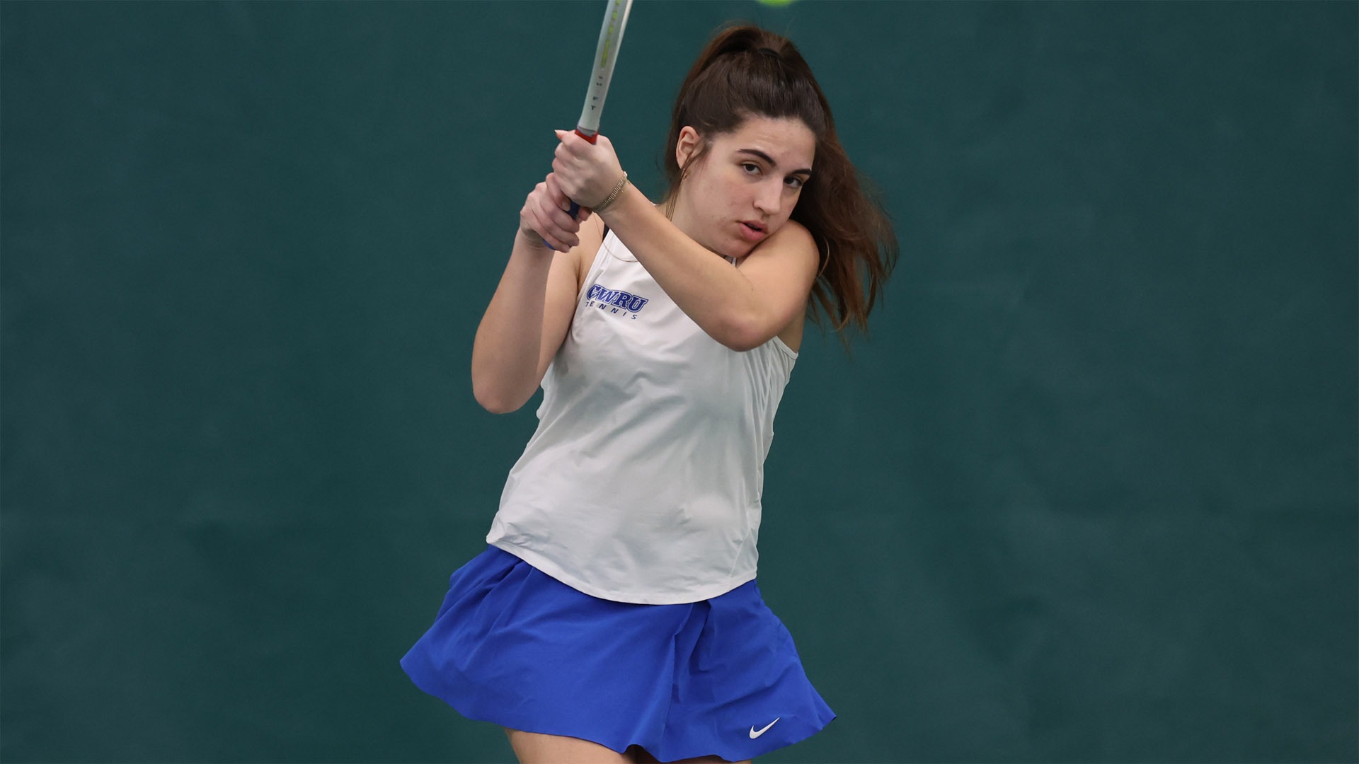 Sara Fernandez on the backswing of a backhanded shot