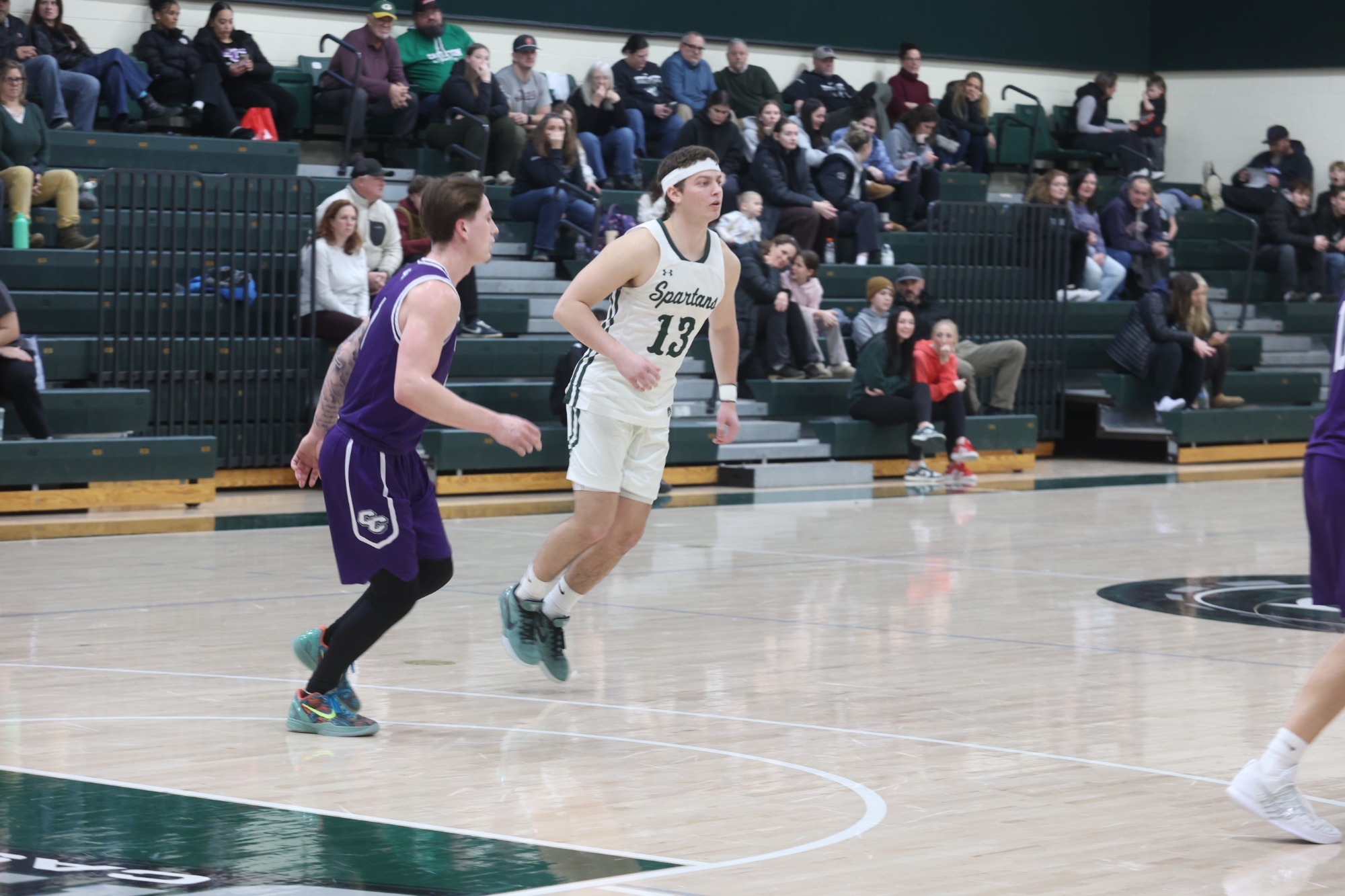Ben Seiler being guarded by Curry player.