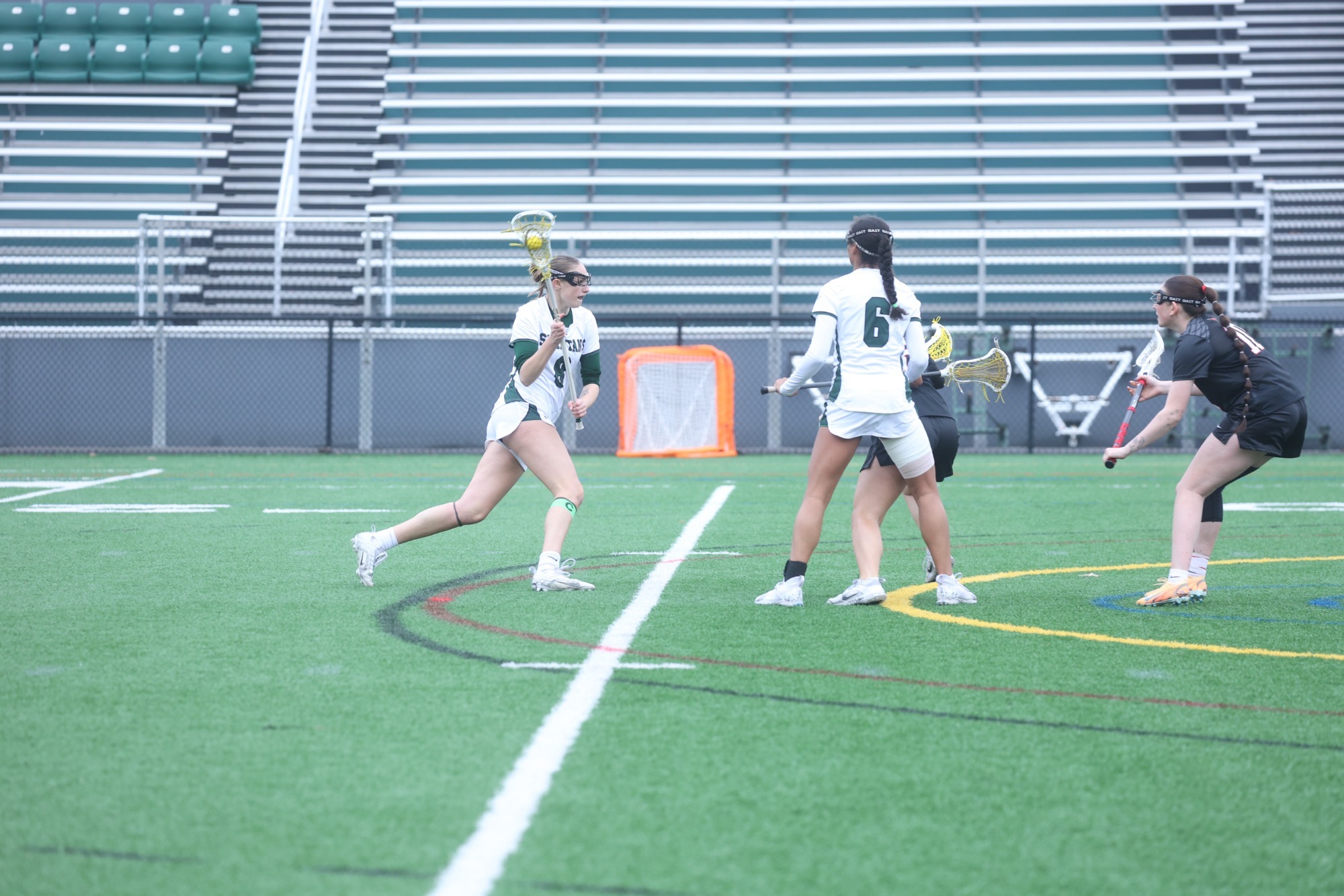 Phoebe Loomis running with the ball at the 45