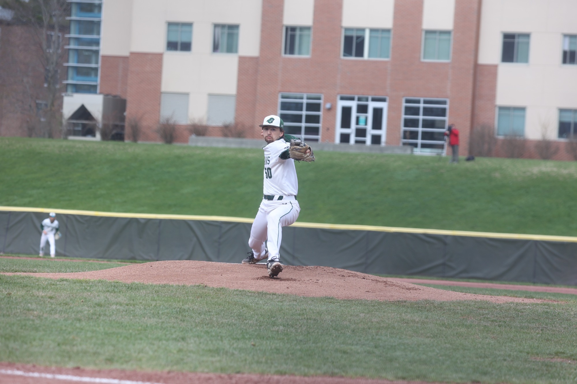 Robbie Briggs throwing a pitch