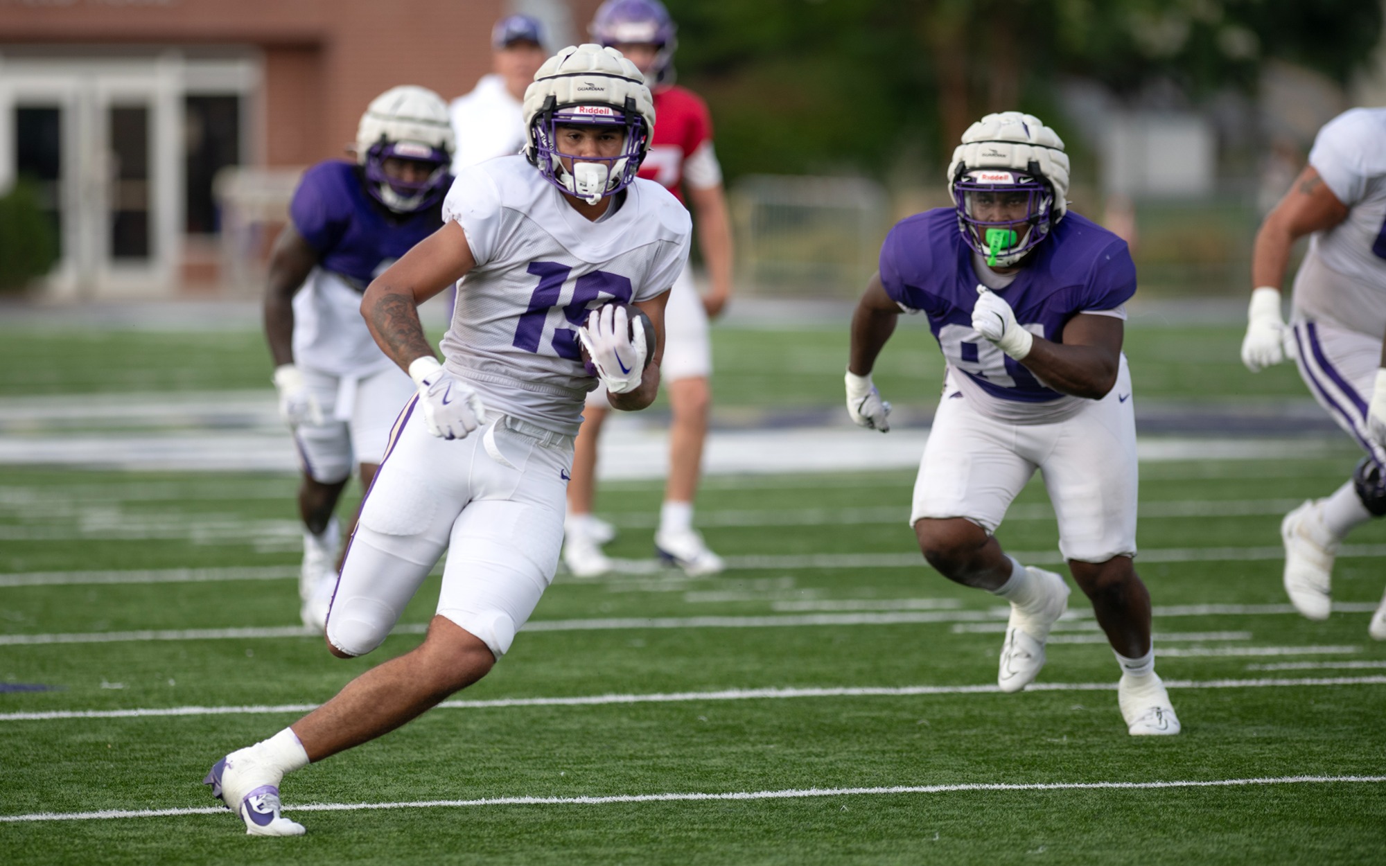 TE Bode Burns (19) caught a long touchdown pass early in Saturday's scrimmage.