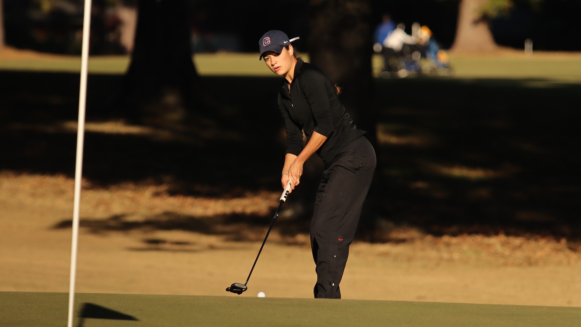 Taya Buxton putting at the UNCG Collegiate