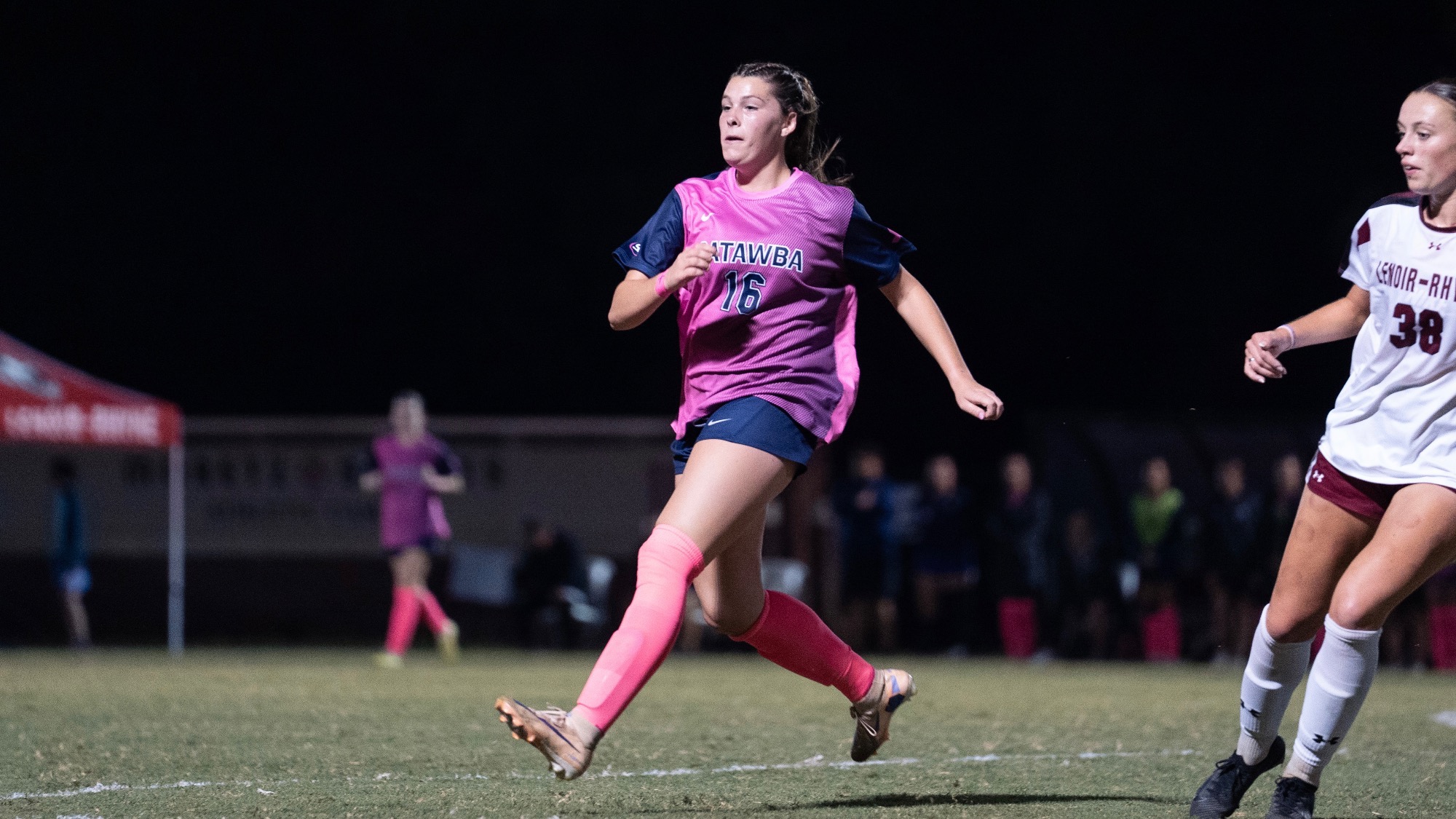 Avery Rush running toward the ball