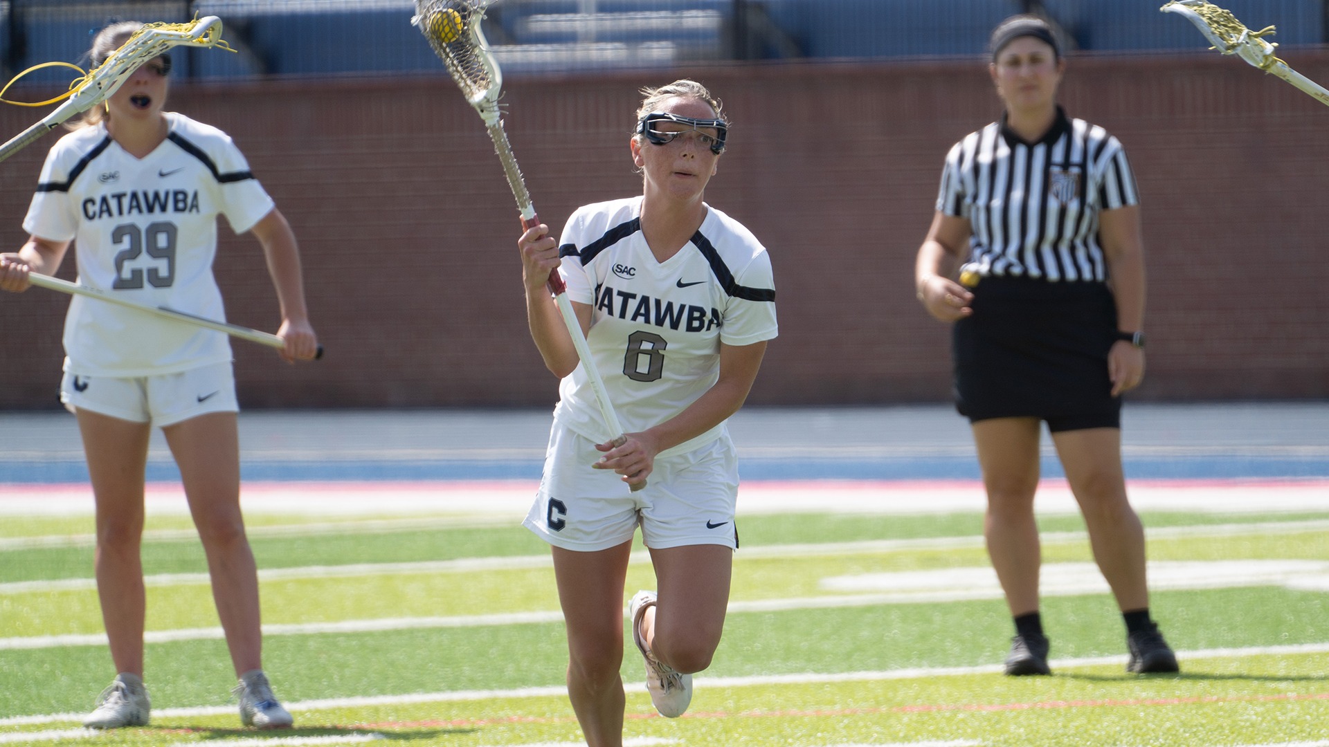 Layne Macknik running through traffic against Dominican