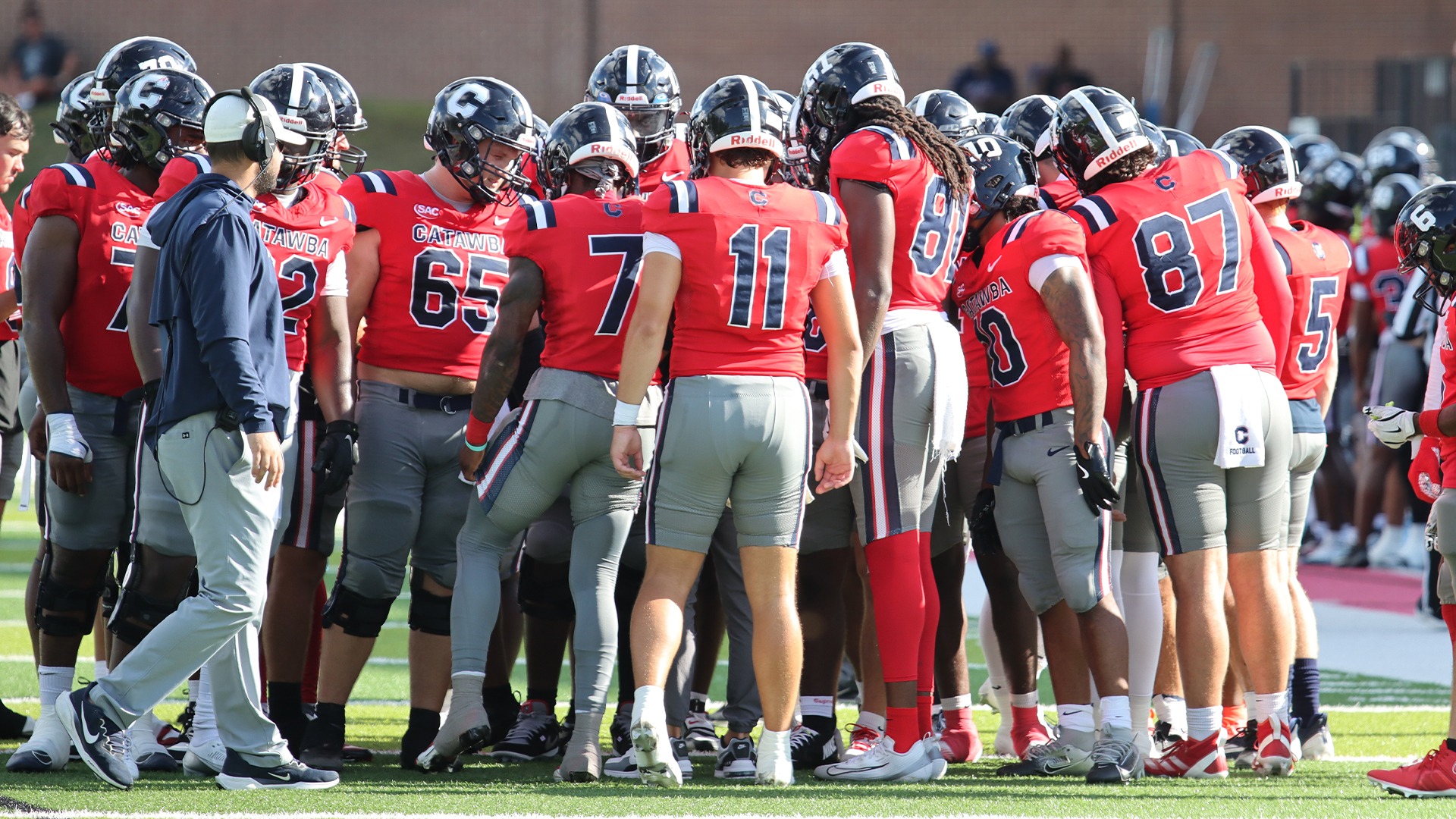 Football huddle from 2025 centered around Mason Fortune