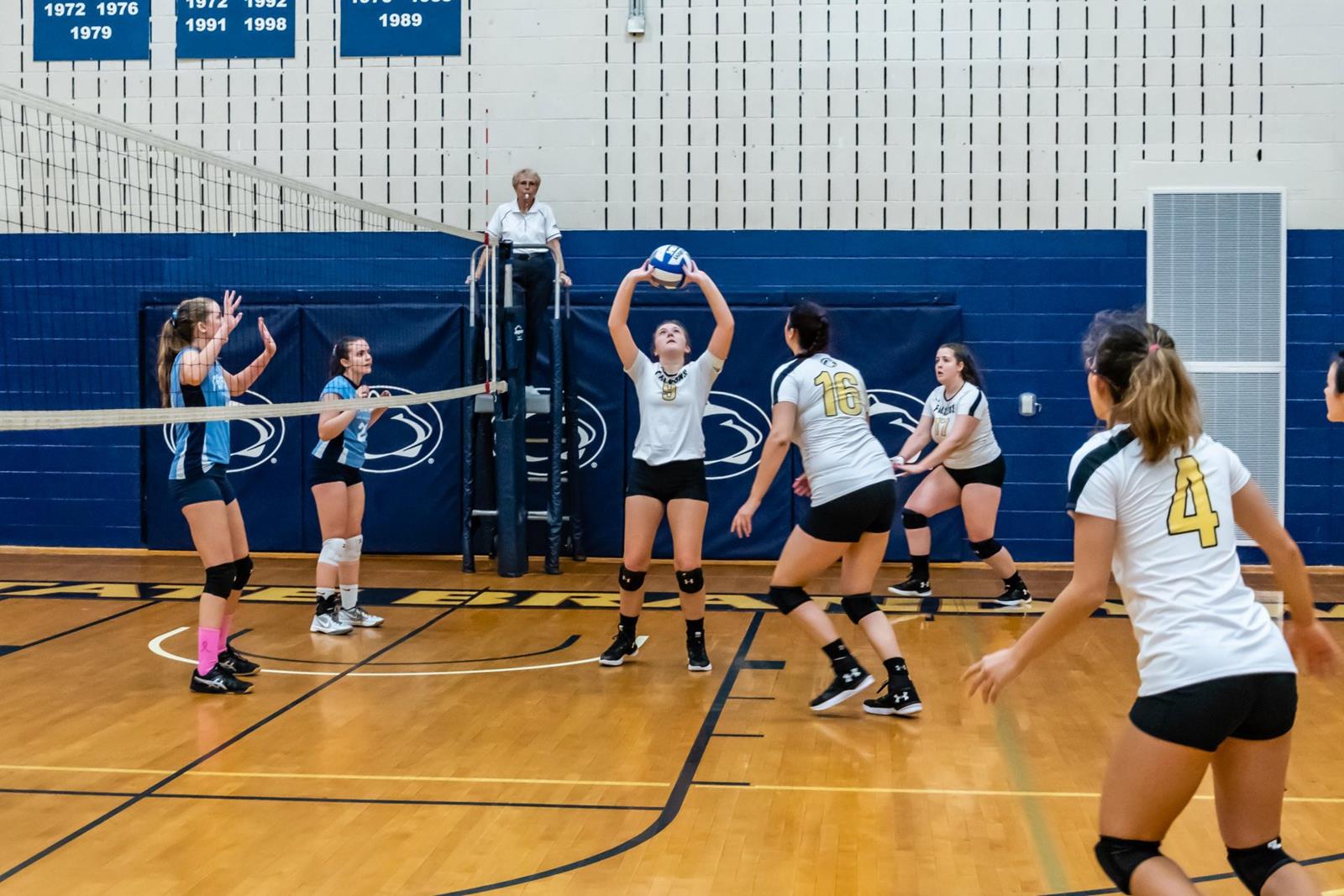 Volleyball splits Day 1 of quadmatch, falling to Moravian and