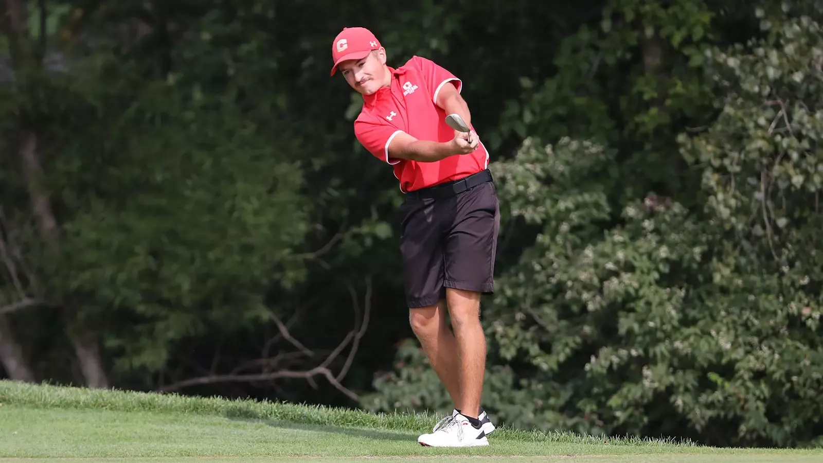 Lincoln Eighmy attempts a chip shot