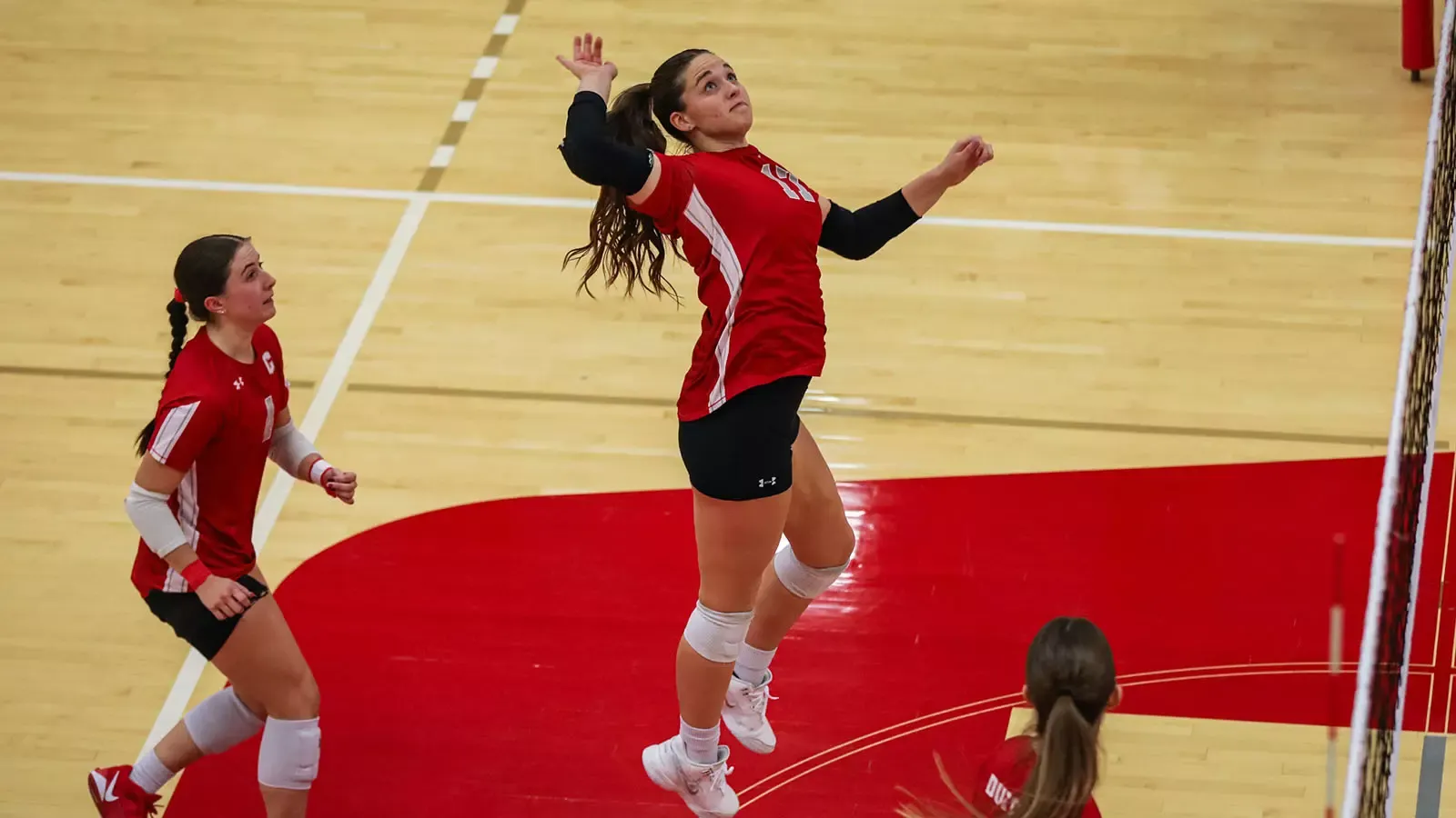 Leslie Snow going up for a kill