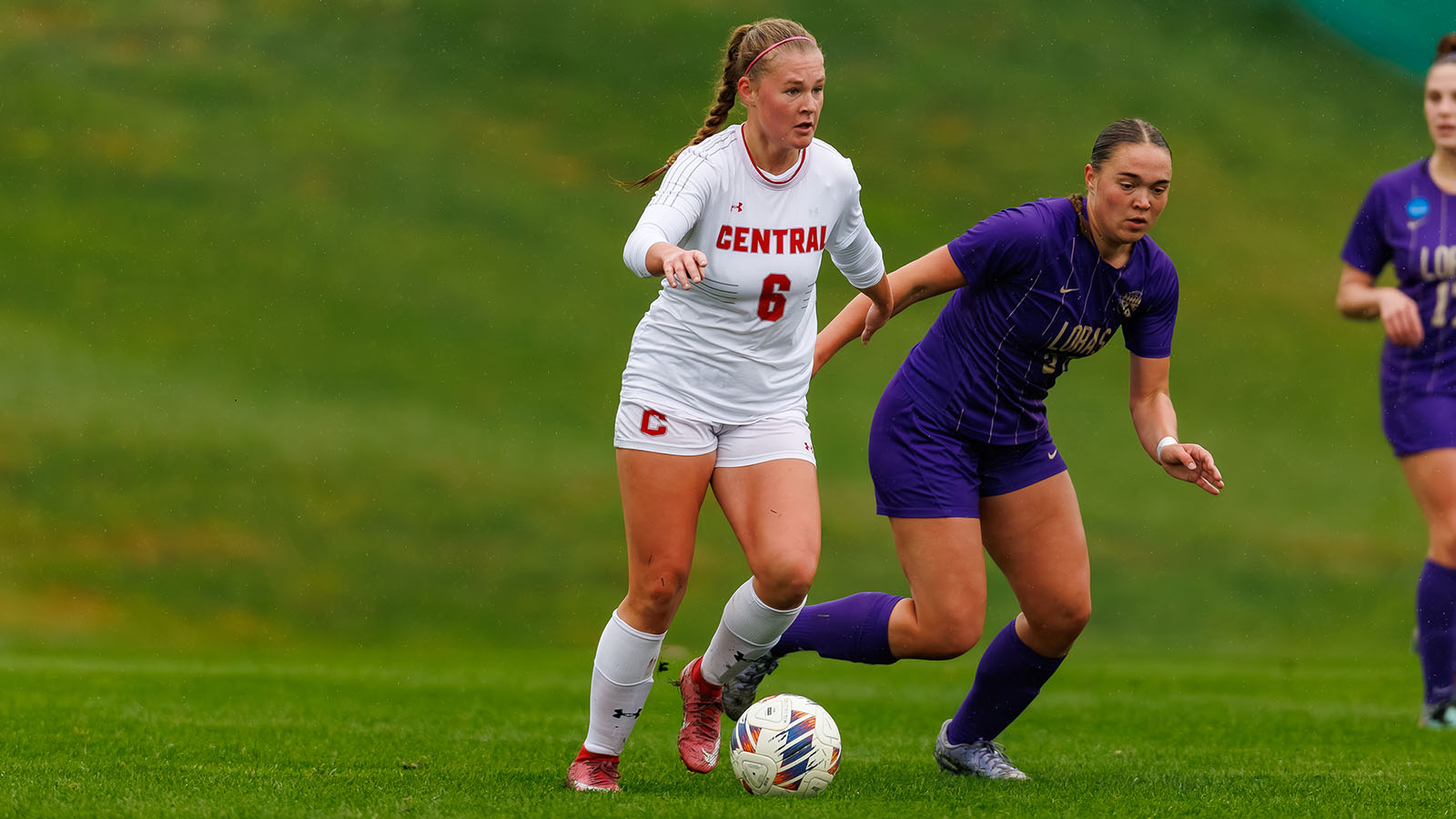 Piper Eighmy looks for a teammate