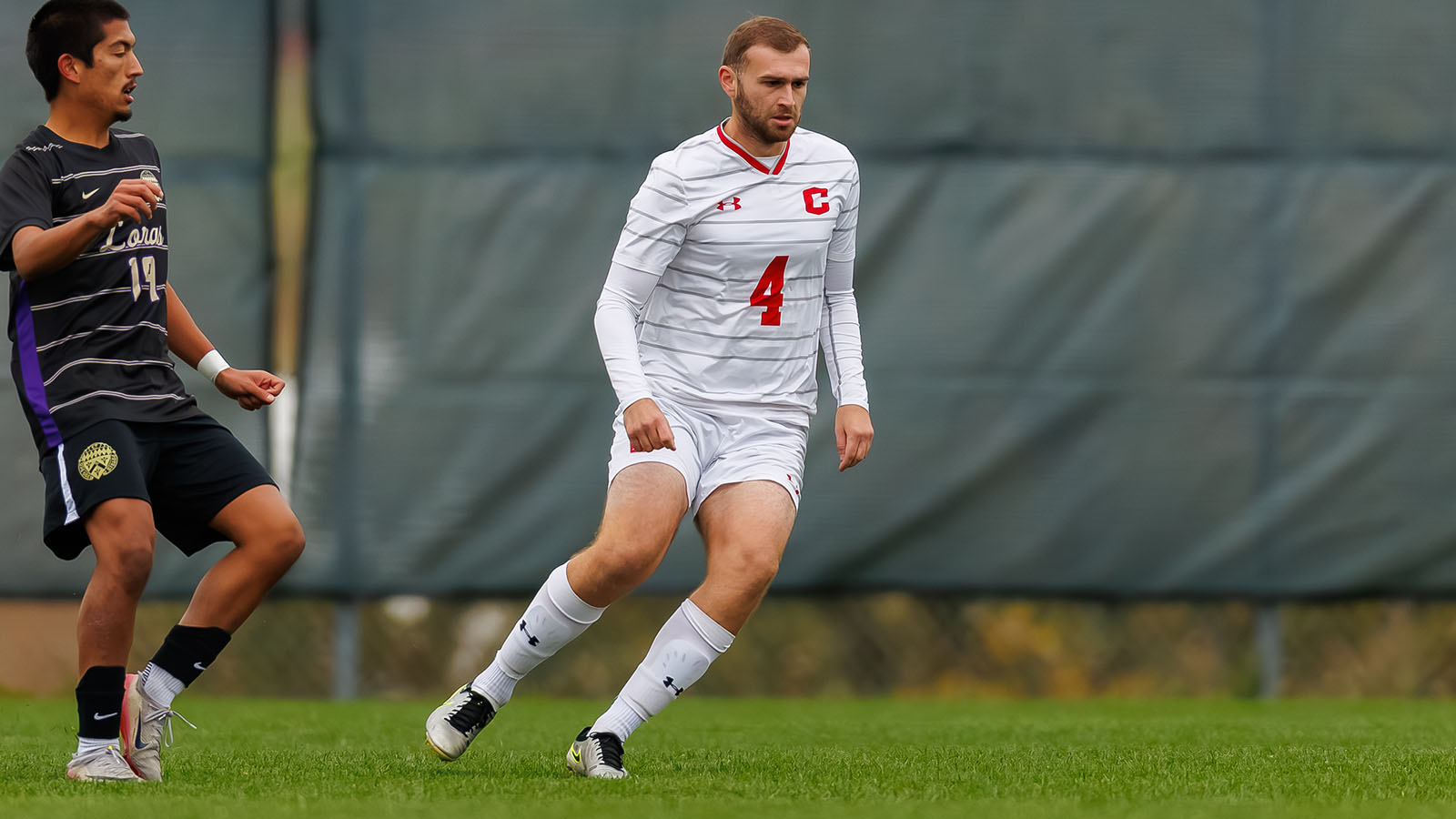 Spencer Taylor plays a pass