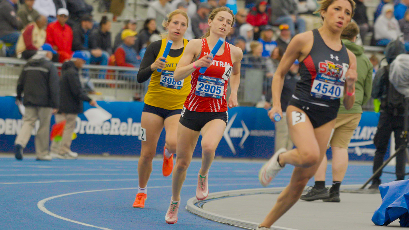 Emily McMartin running 4x400