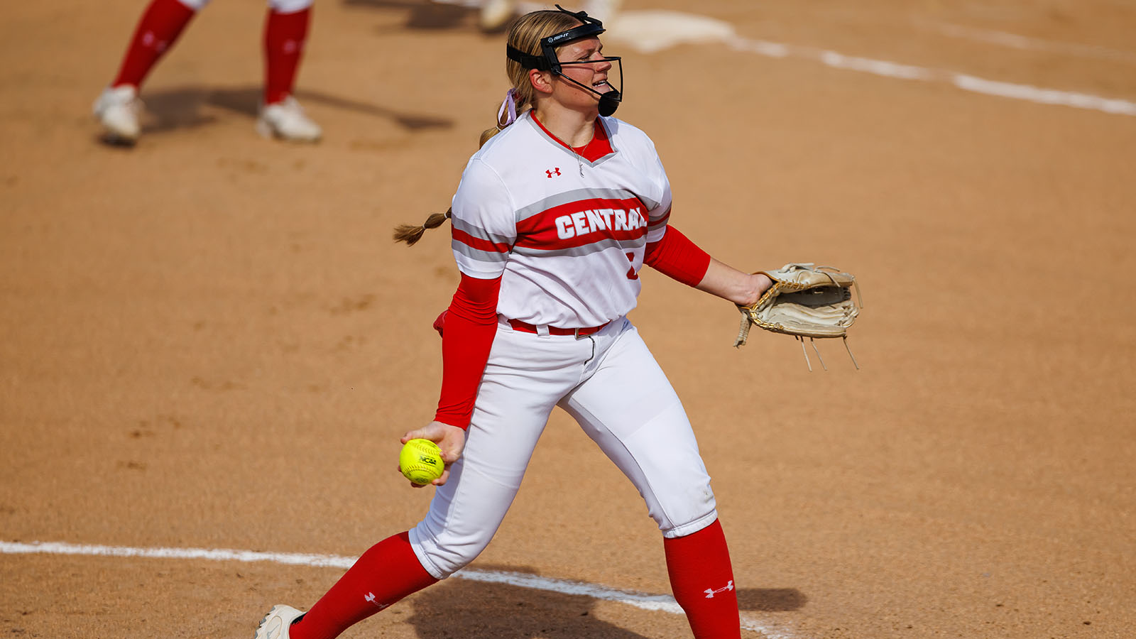 Jadyn Huisman throwing from the side