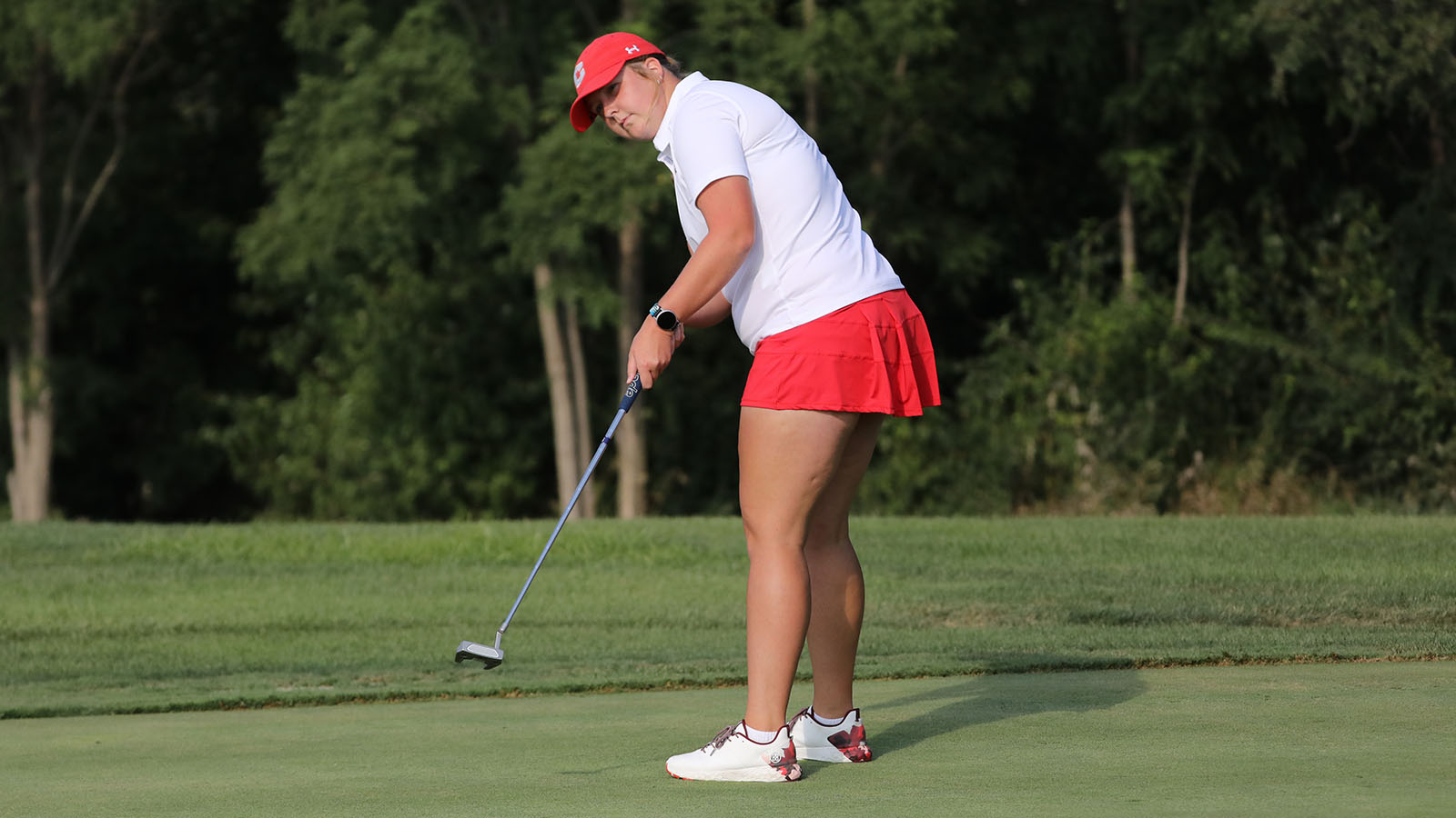 Mickey Martens looks at putt