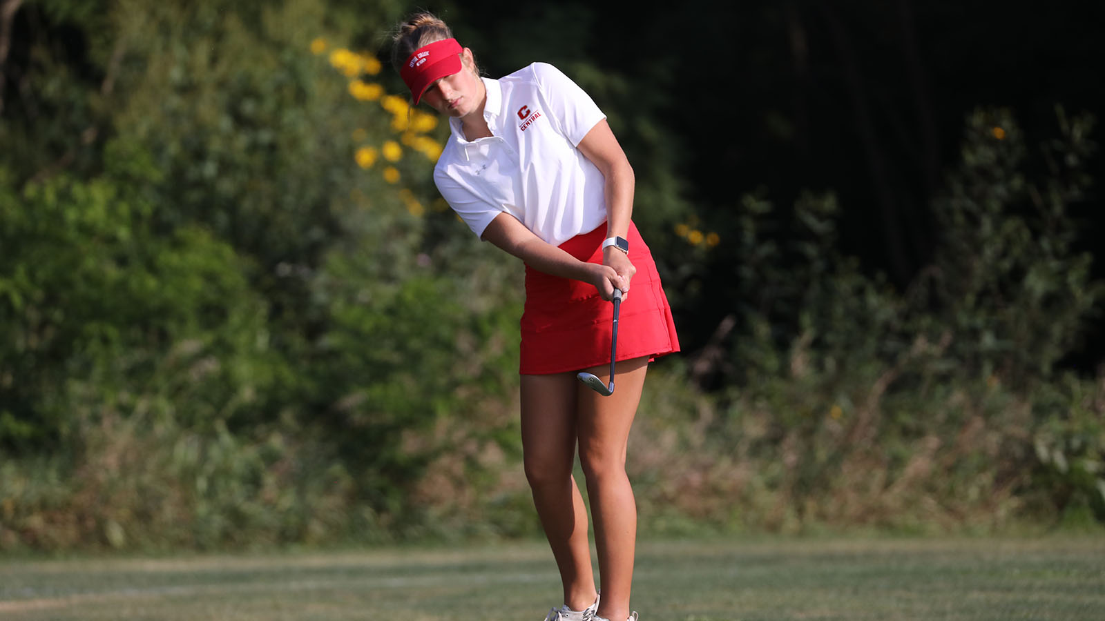 Allie Pfantz watches her chip shot