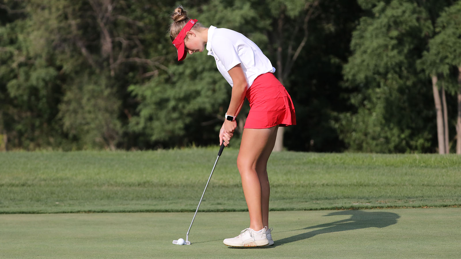 Allie Pfantz addresses the ball with her putter