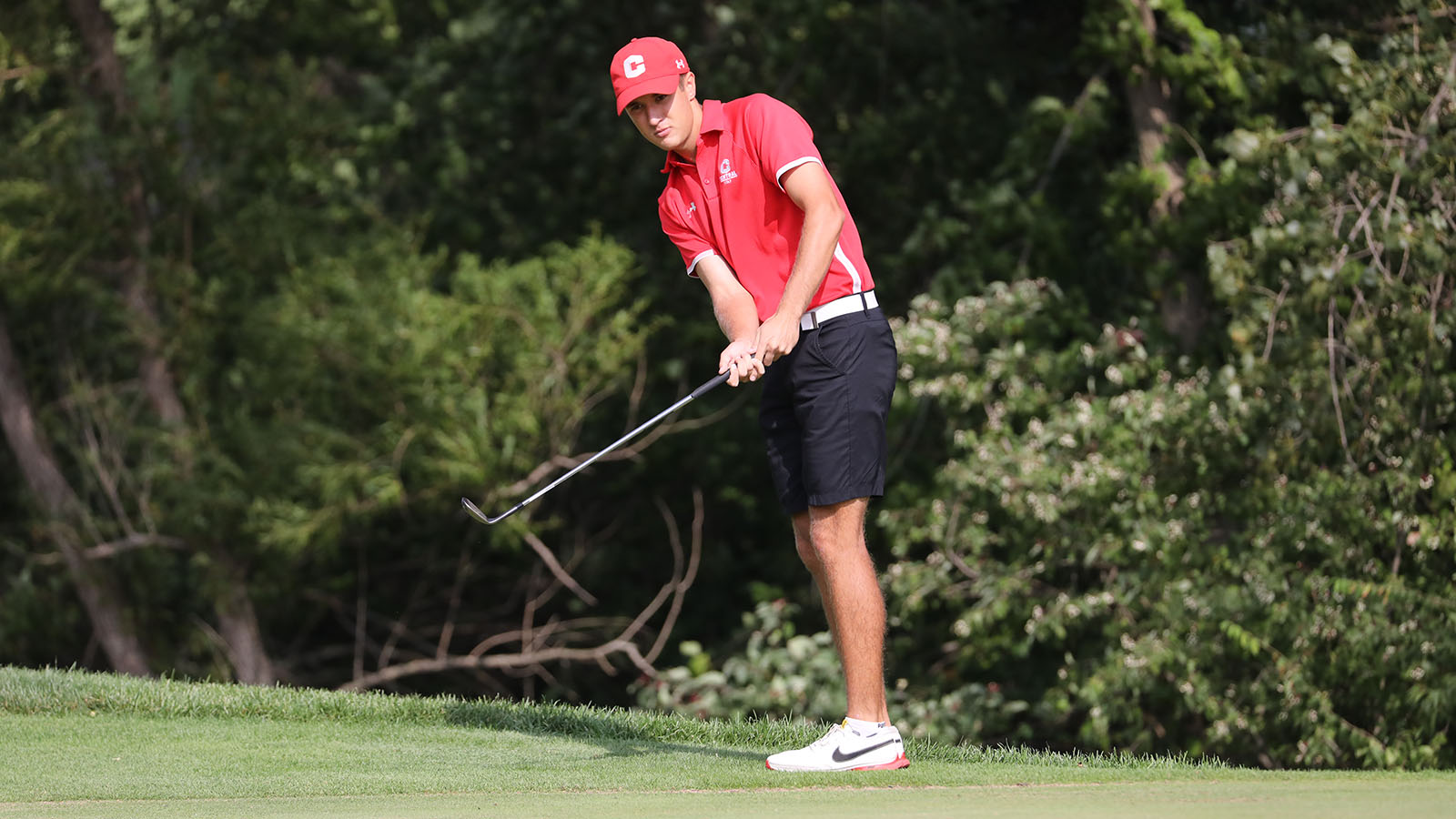 Maison Brandt watches his chip shot