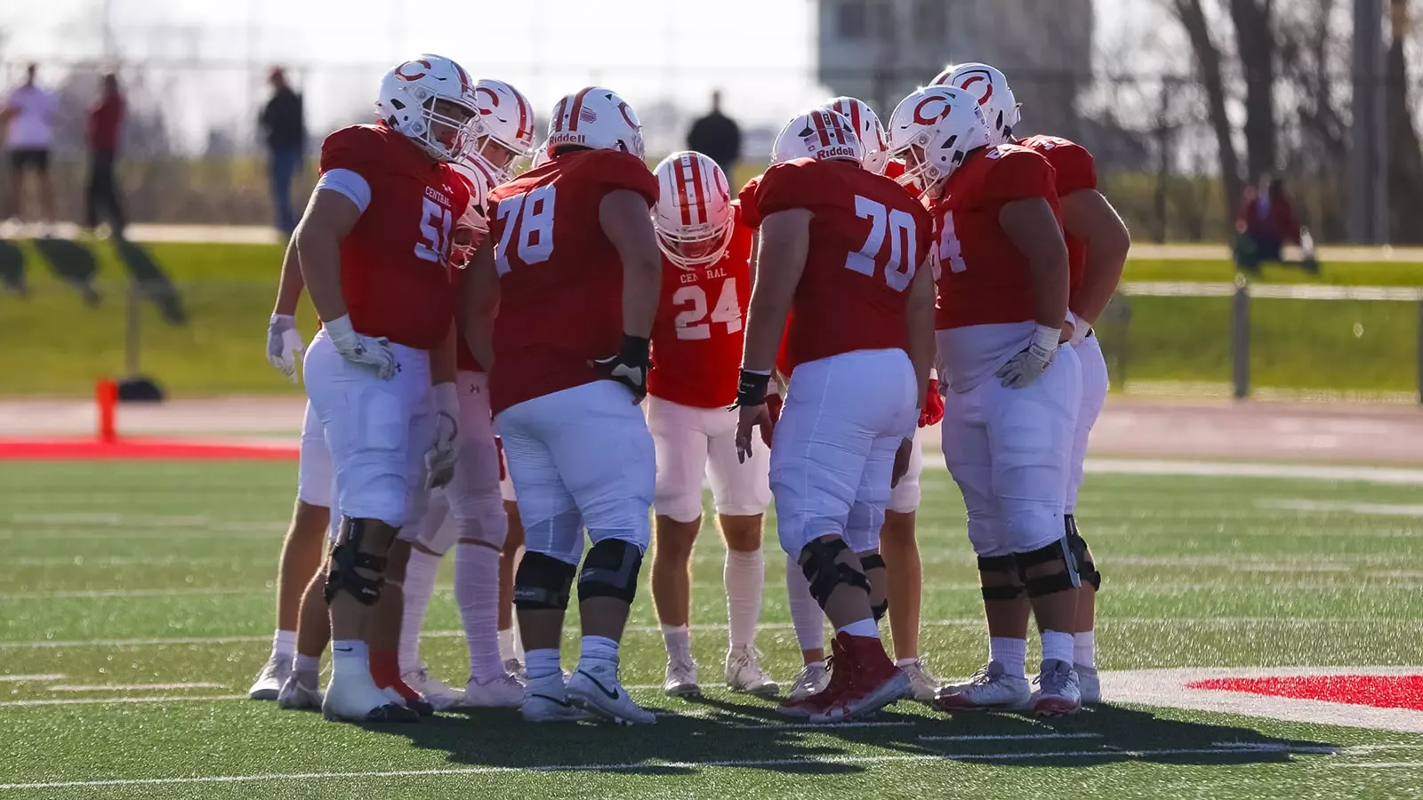 Dutch offense huddles up