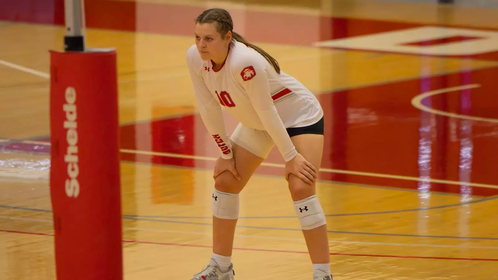Paige Sexton playing volleyball against Monmouth College