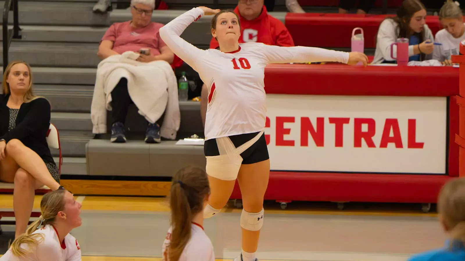 Paige Sexton playing volleyball against Monmouth College