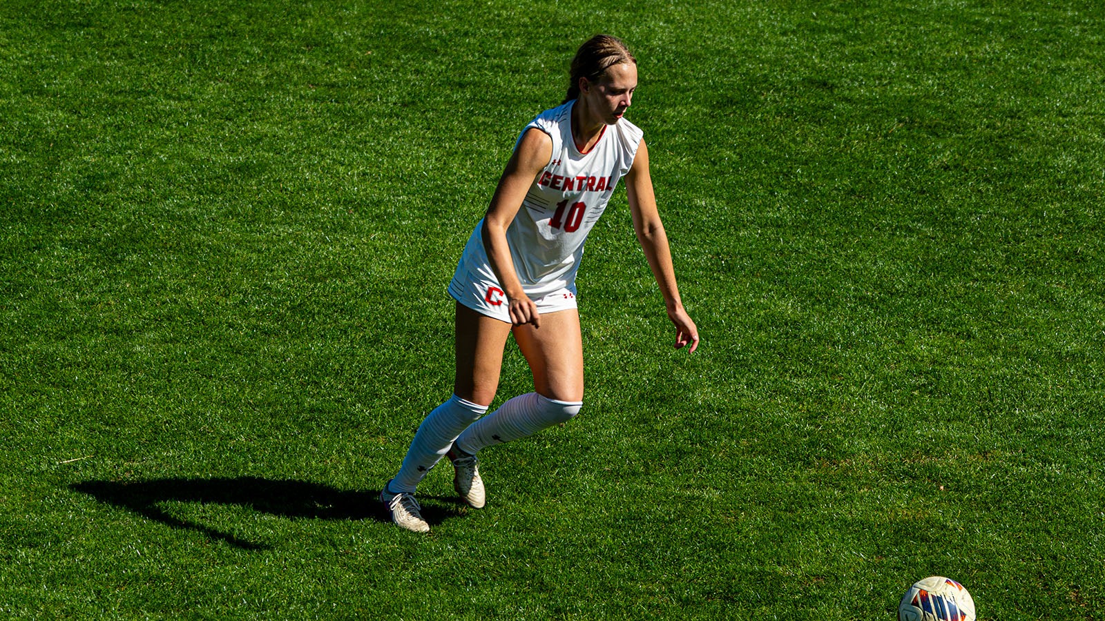 Emerson Holle passes the ball against Nebraska Wesleyan