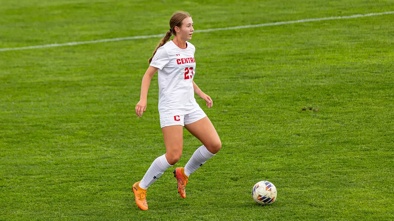 Sophie Caniglia dribbling the ball