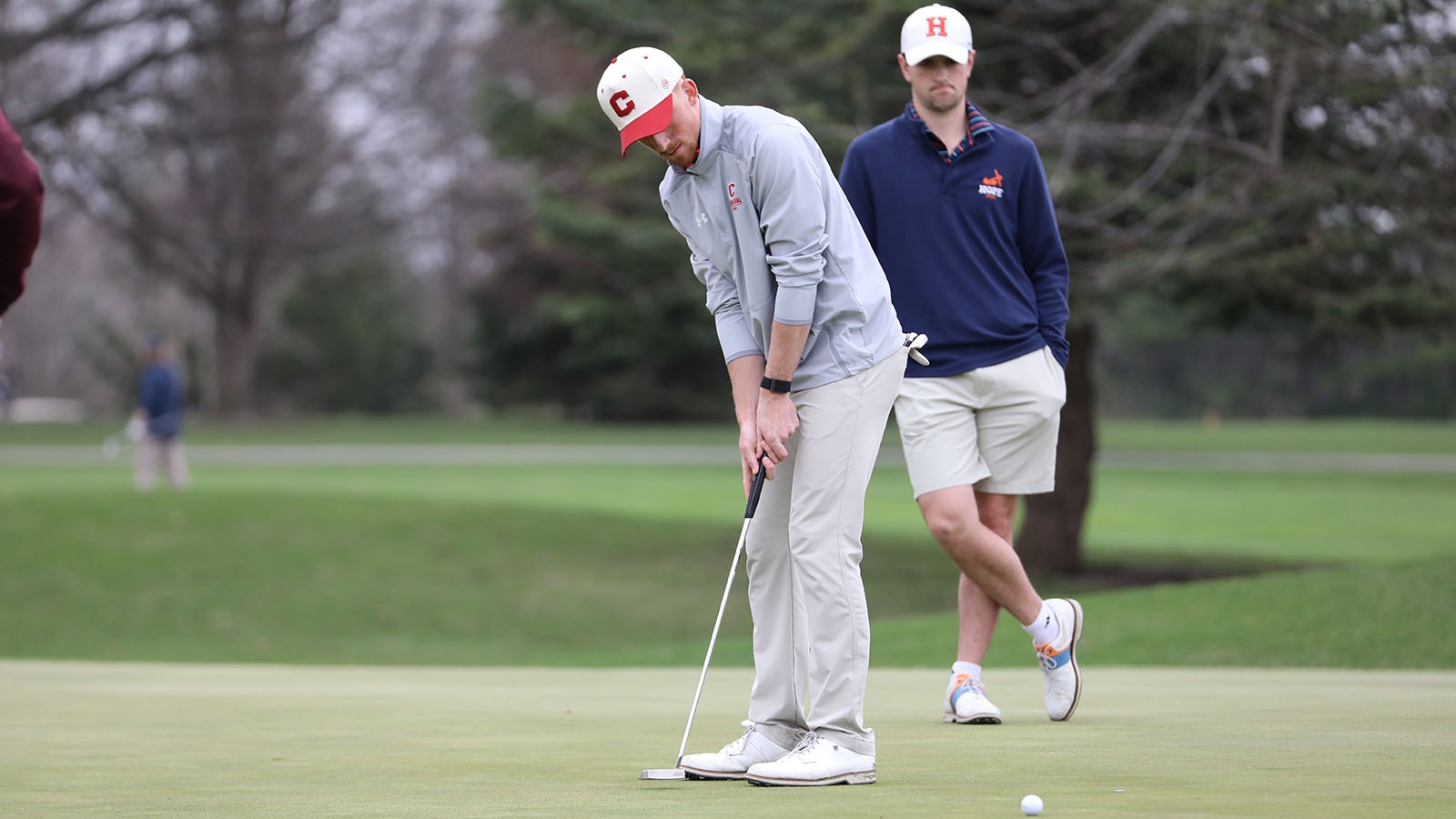 Carter Yurgae putting at Illinois Wesleyan Invitational