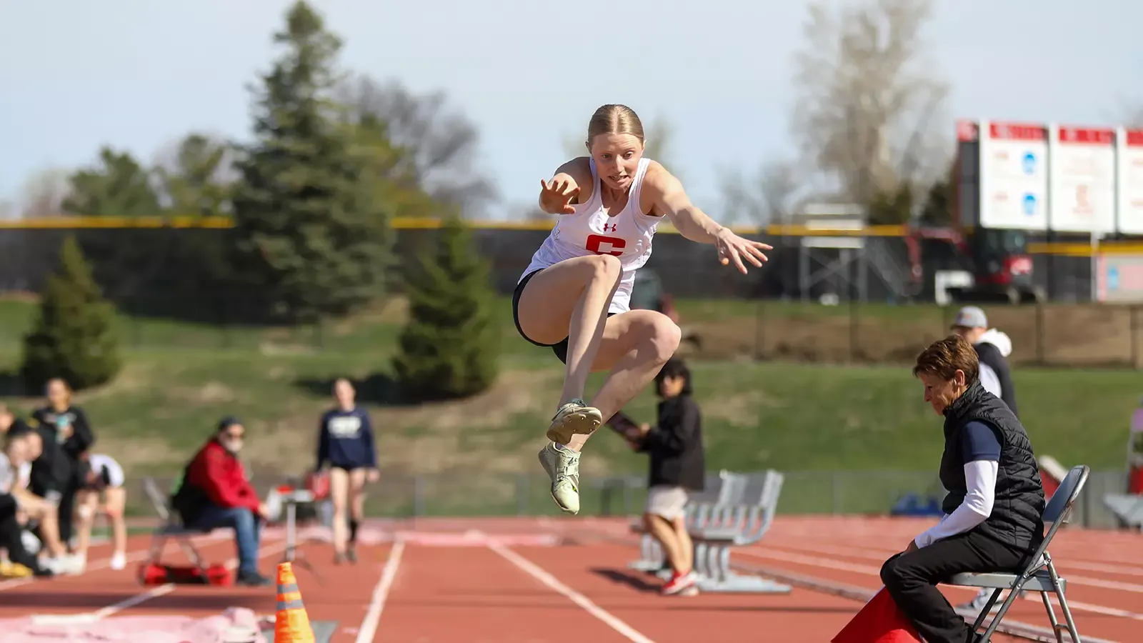 Olivia Bohlen mid long jumping