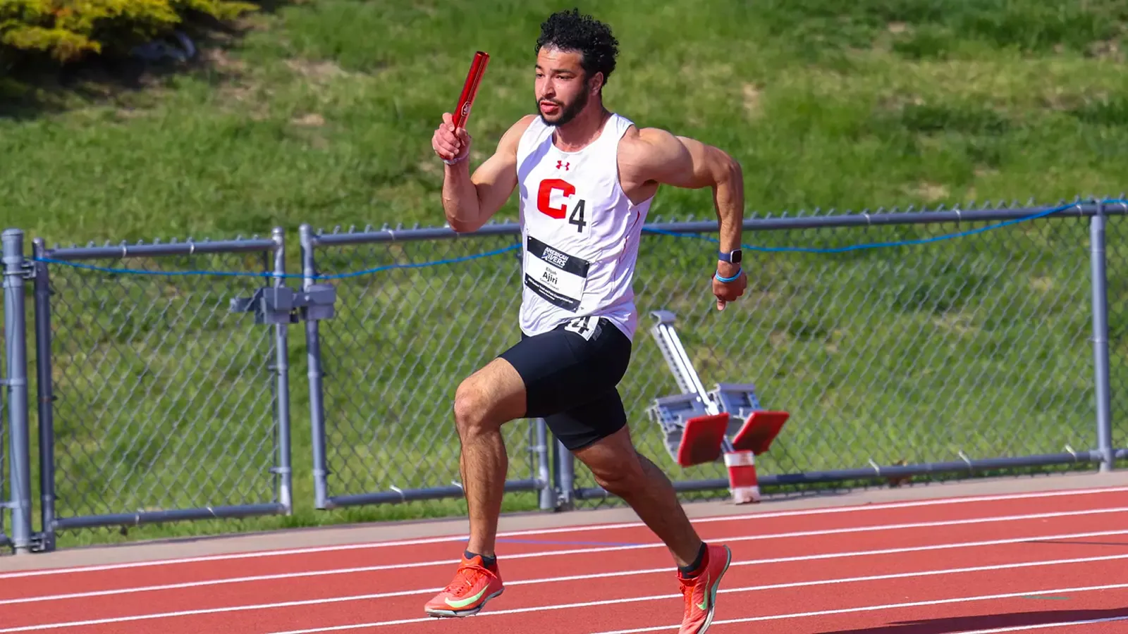 Elijah Ajiri running a leg during the relay race