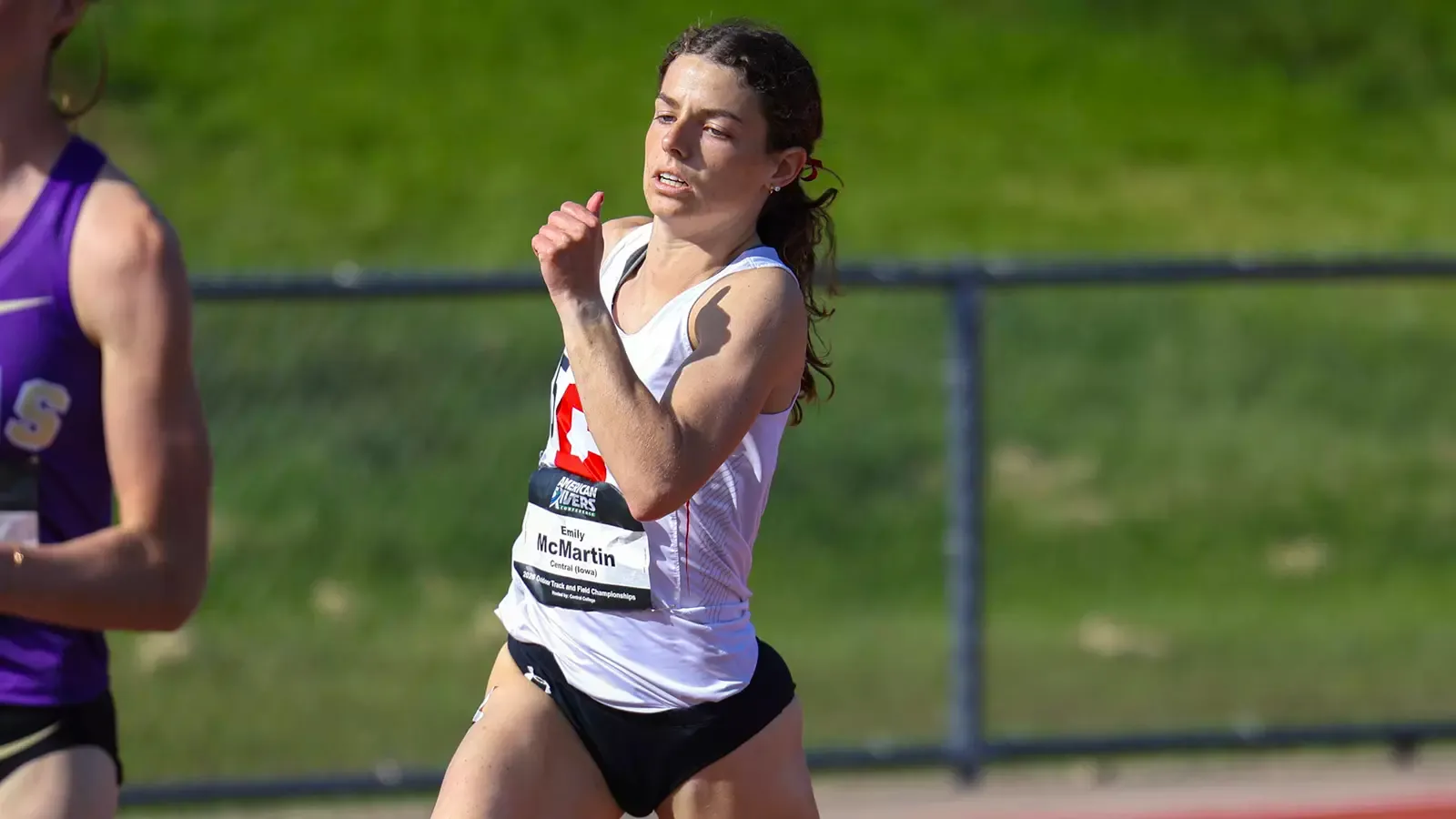 Emily McMartin running during the 4x400 relay