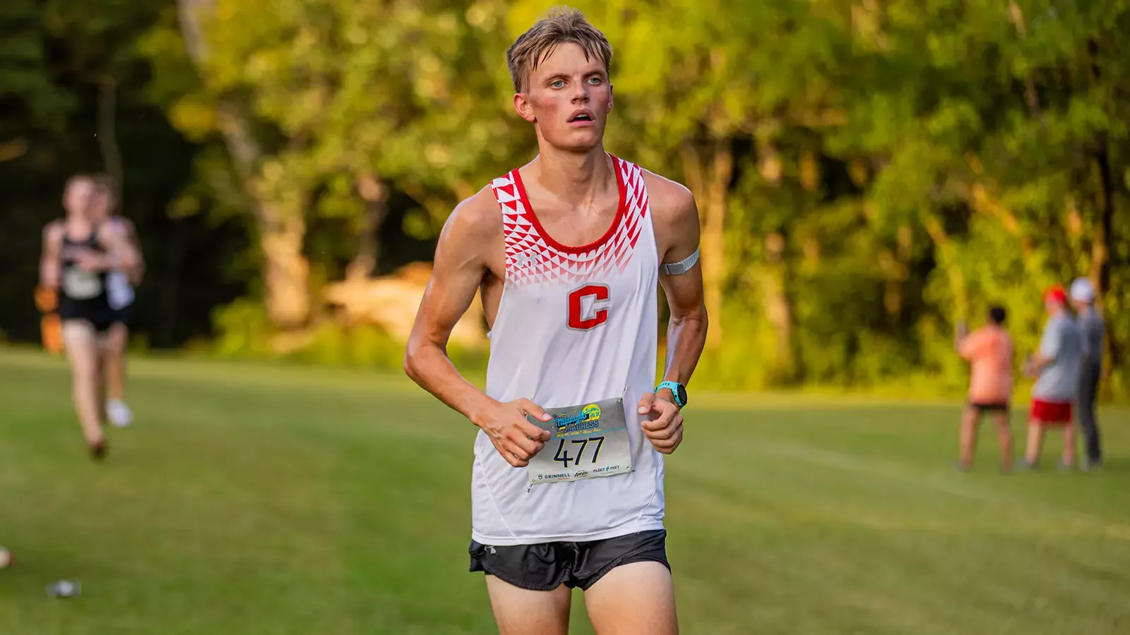 Hayden Thompson runs in the mens 6k