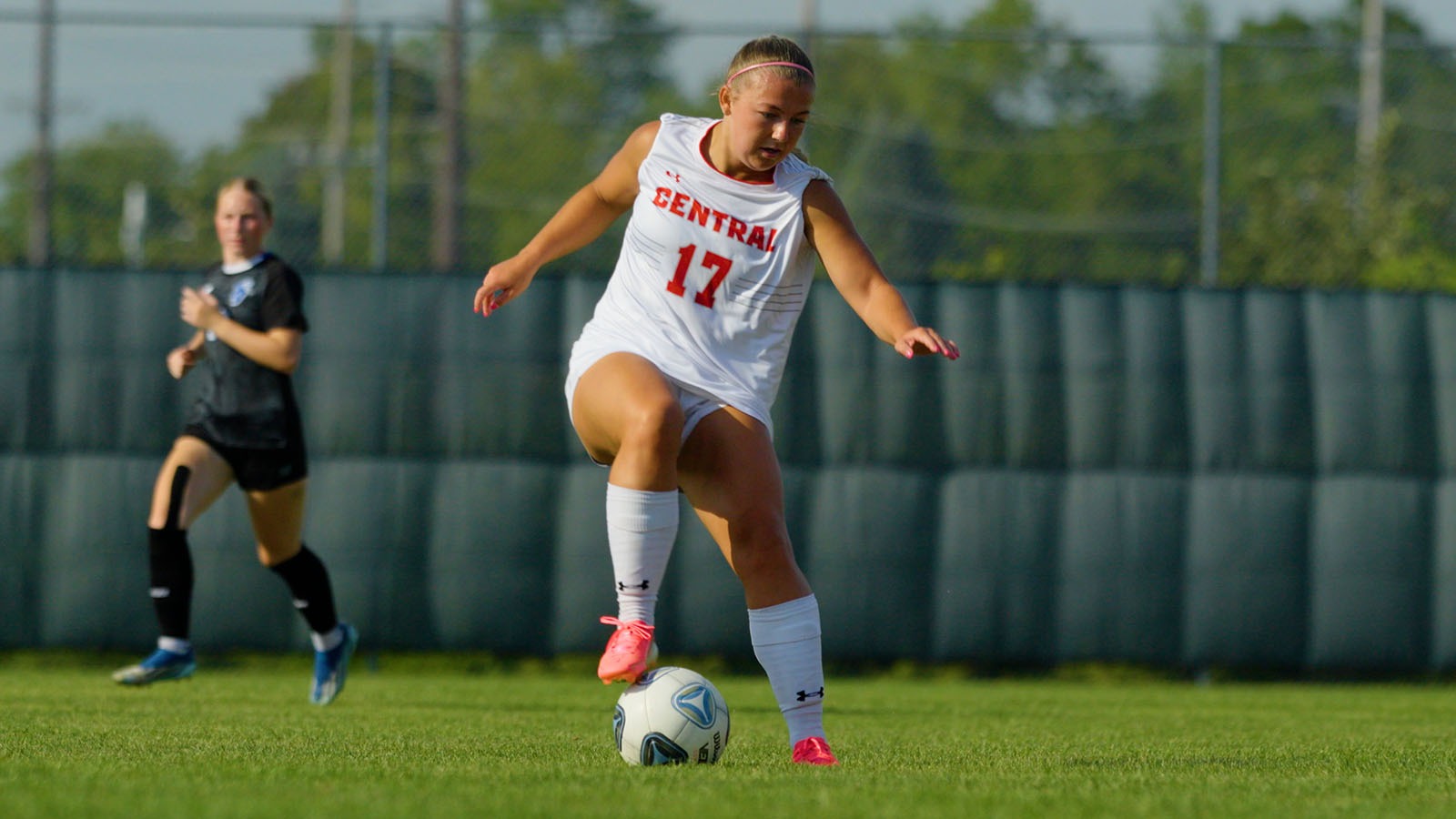 Olivia DeVos sOlivia DeVos settles the ball in exhibition against NIACCettles the ball in exhibition against NIACC