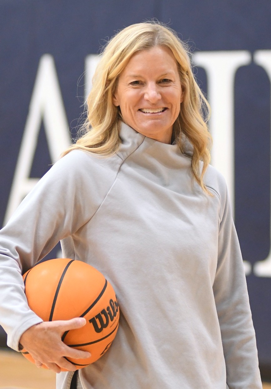 Assistant Coach Jen Dauska