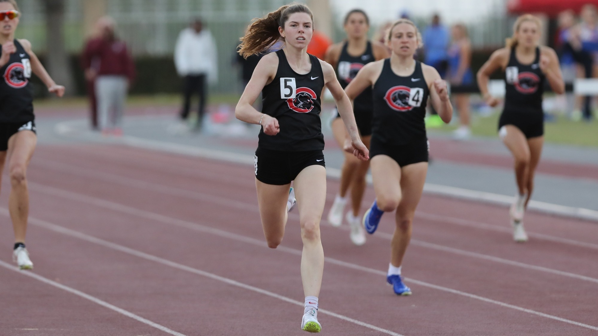 Sarah Charles running in front of her competitors on the track.