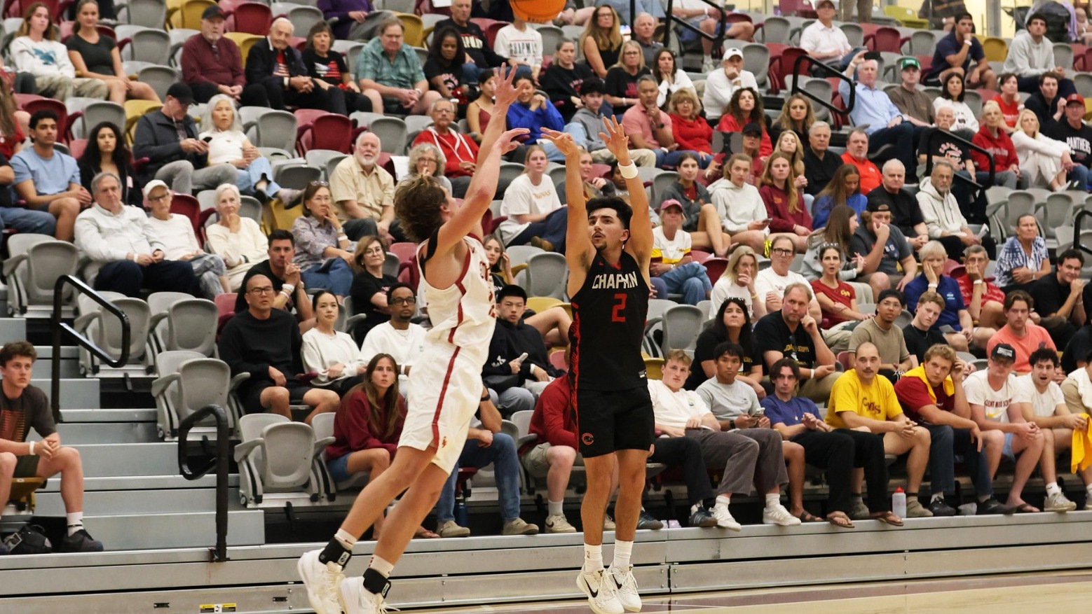Cruz Billings shoots a three-pointer