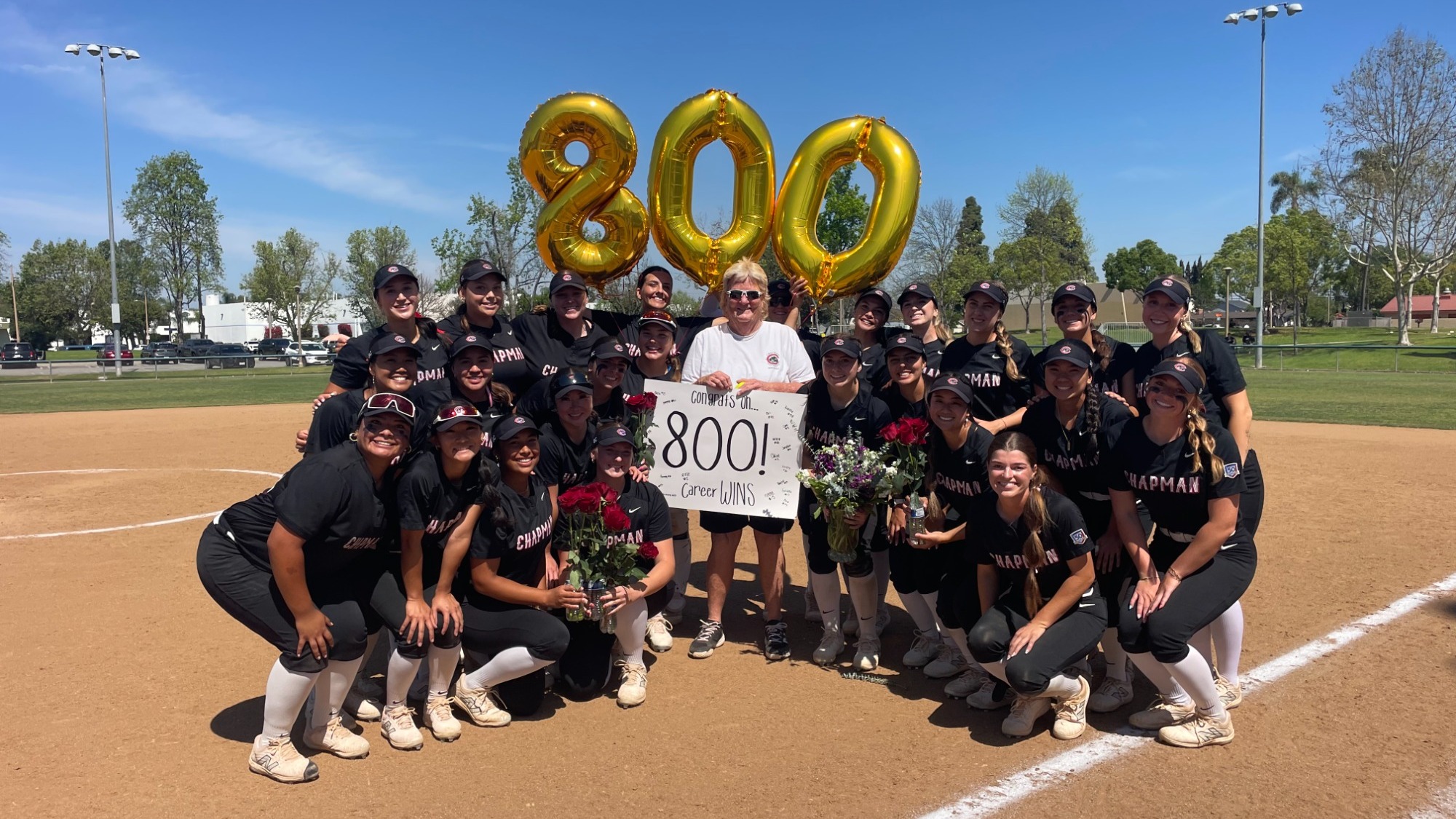 The team gathers around Janet Lloyd to celebrate her 800th victory.