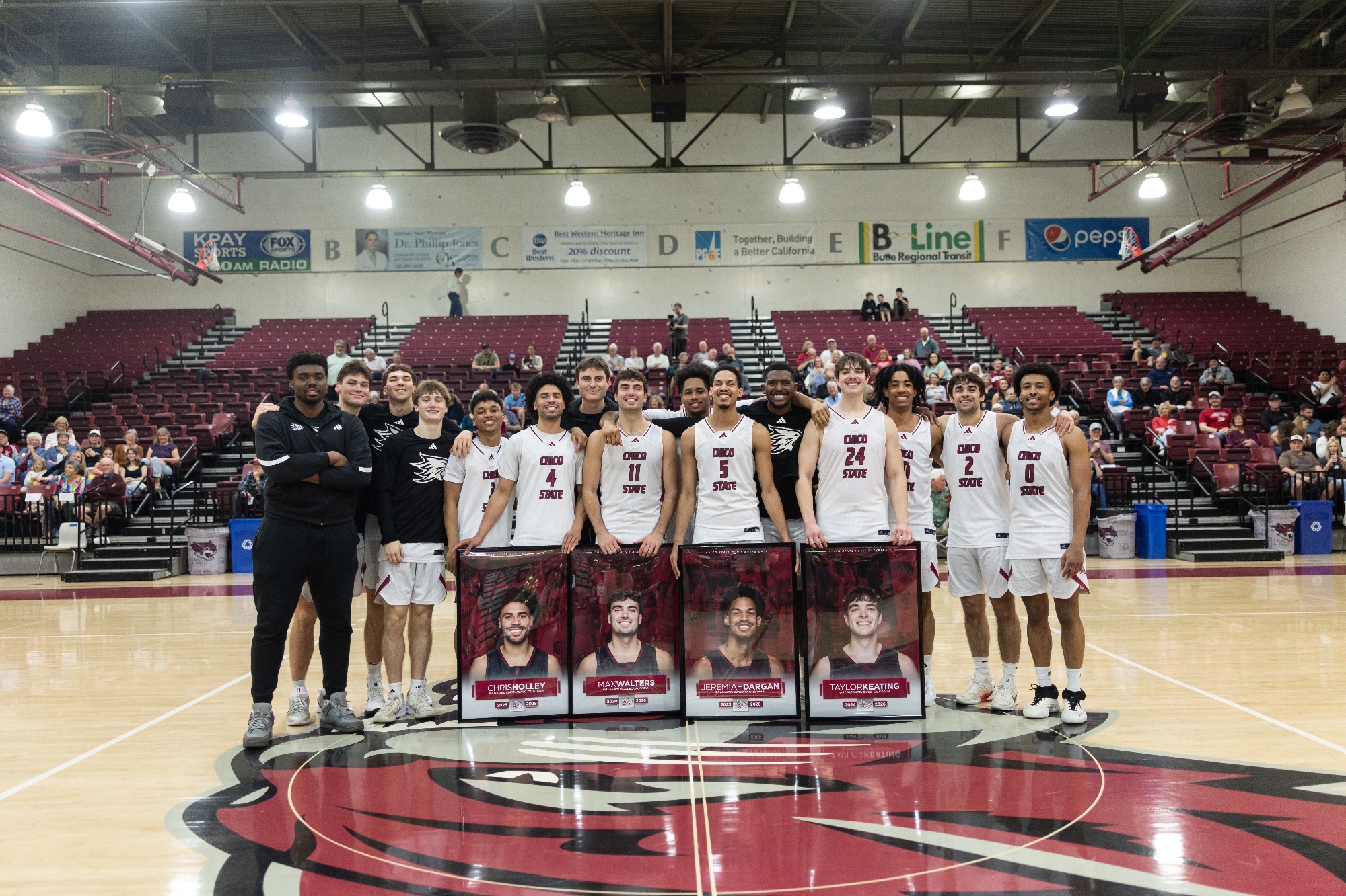 2026 MBB Graduating Class posing with the rest of the team before senior night