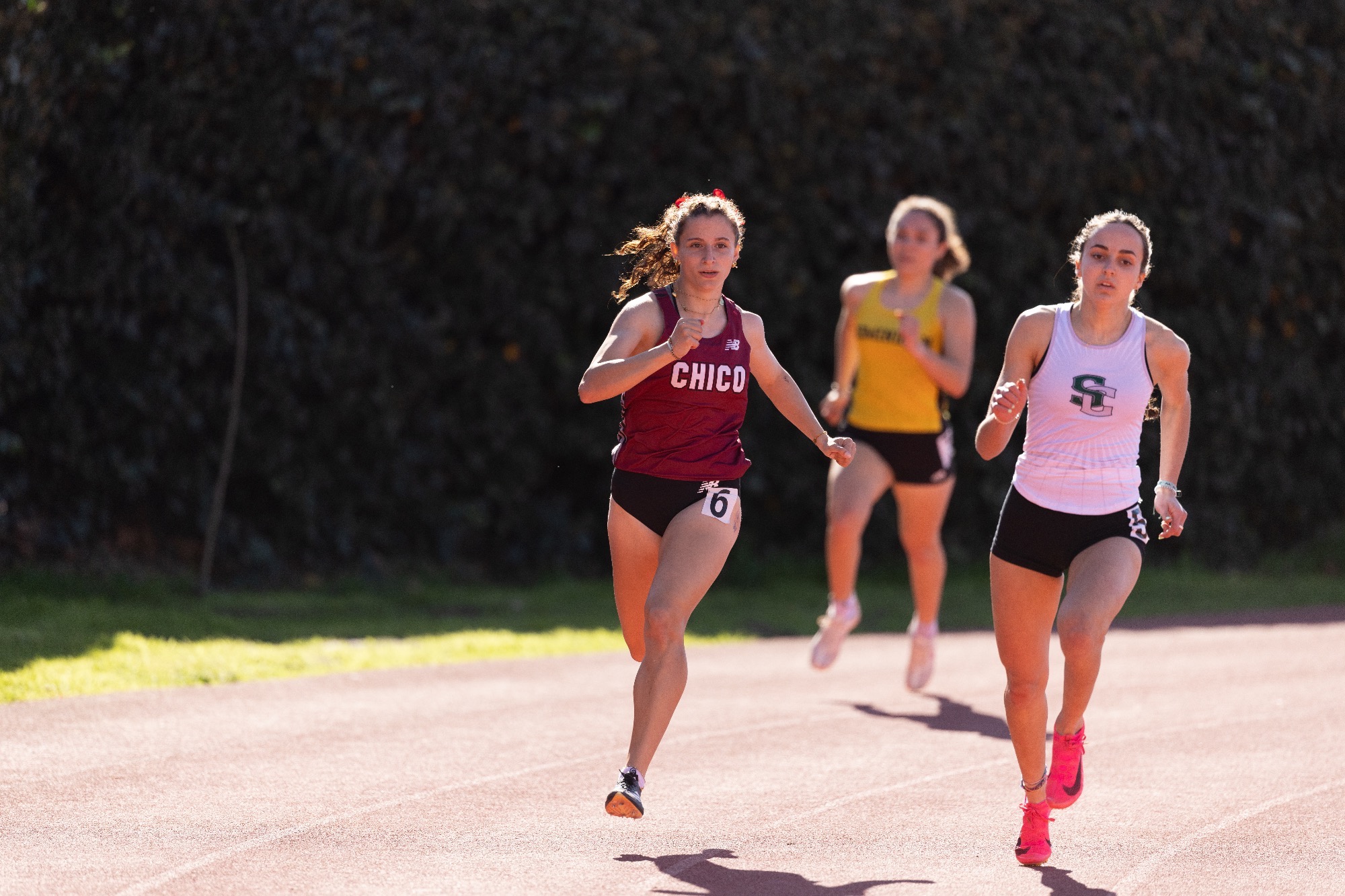 Tianna Thompson running at the Wildcat Invitational 2025