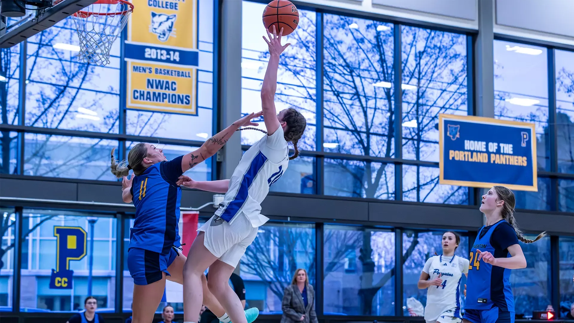 Emily Peabody goes up for a layup vs a Linn Benton Defender