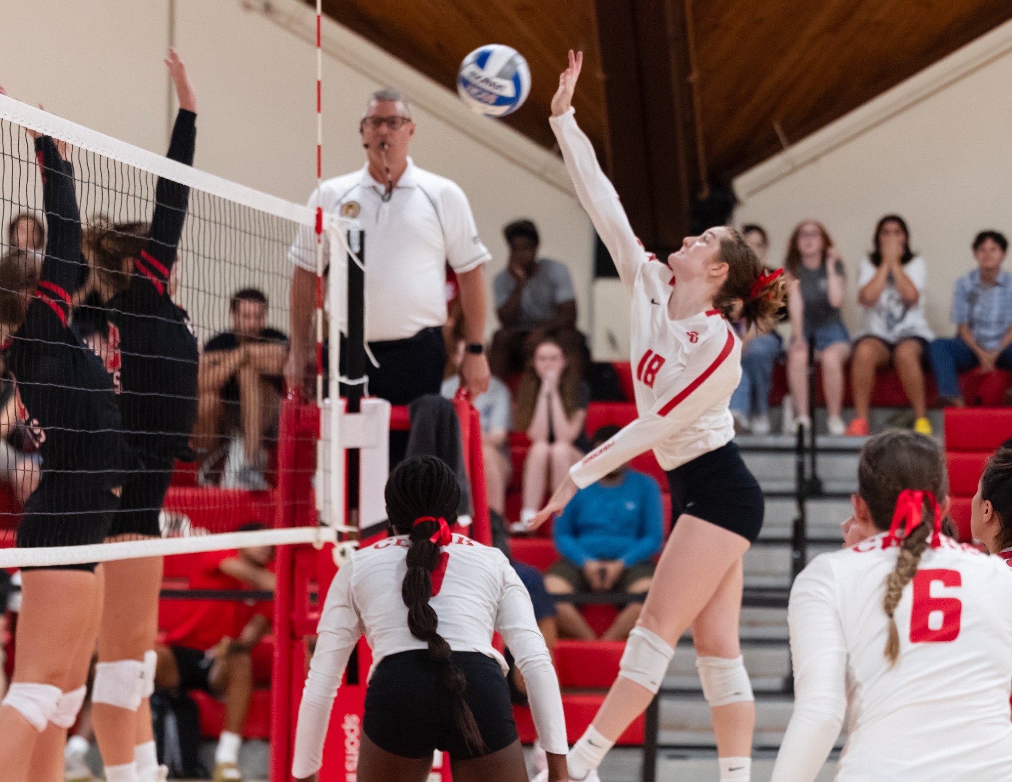 Volleyball Drops Matches to Smith and Bowdoin Clark University