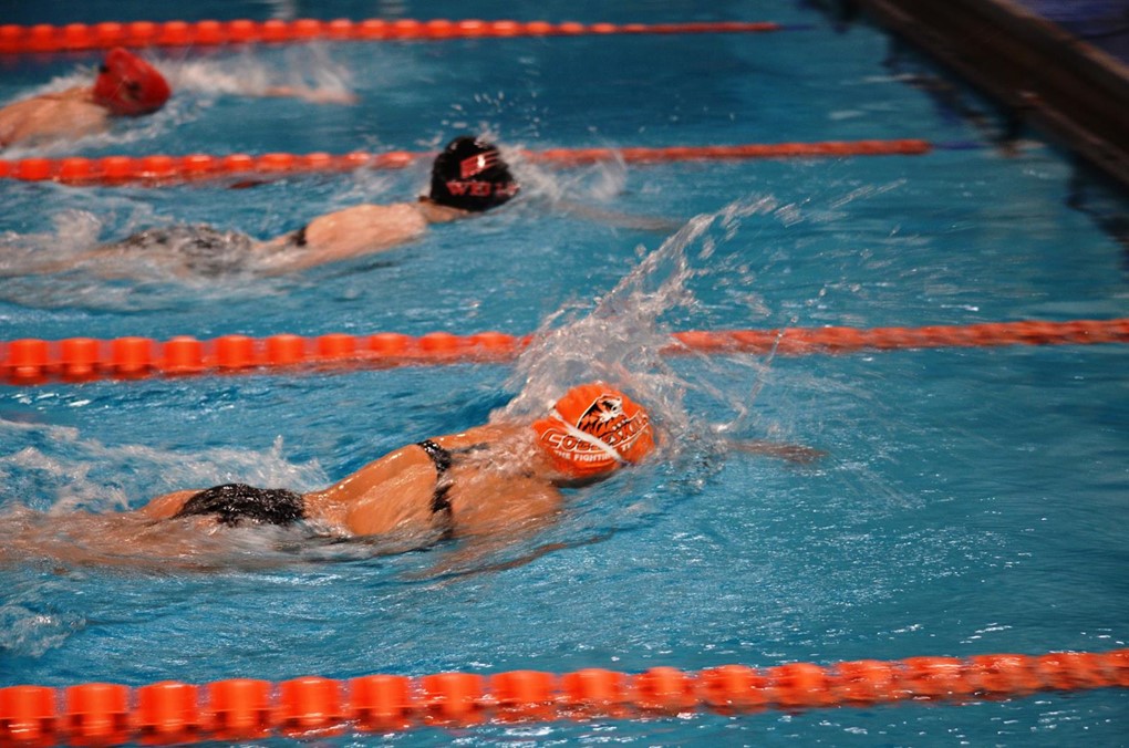 Women's Swimming & Diving Outtouching Wells at Wall