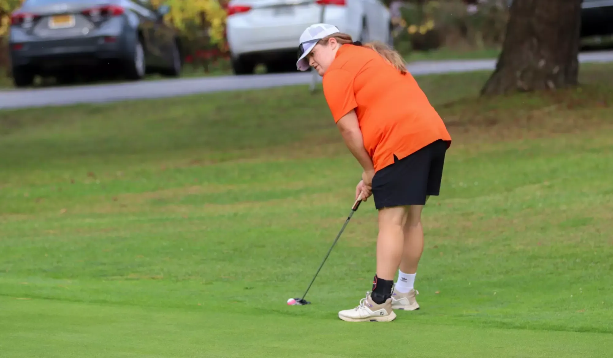 Lily Tobin putting on hole 18 at Coby