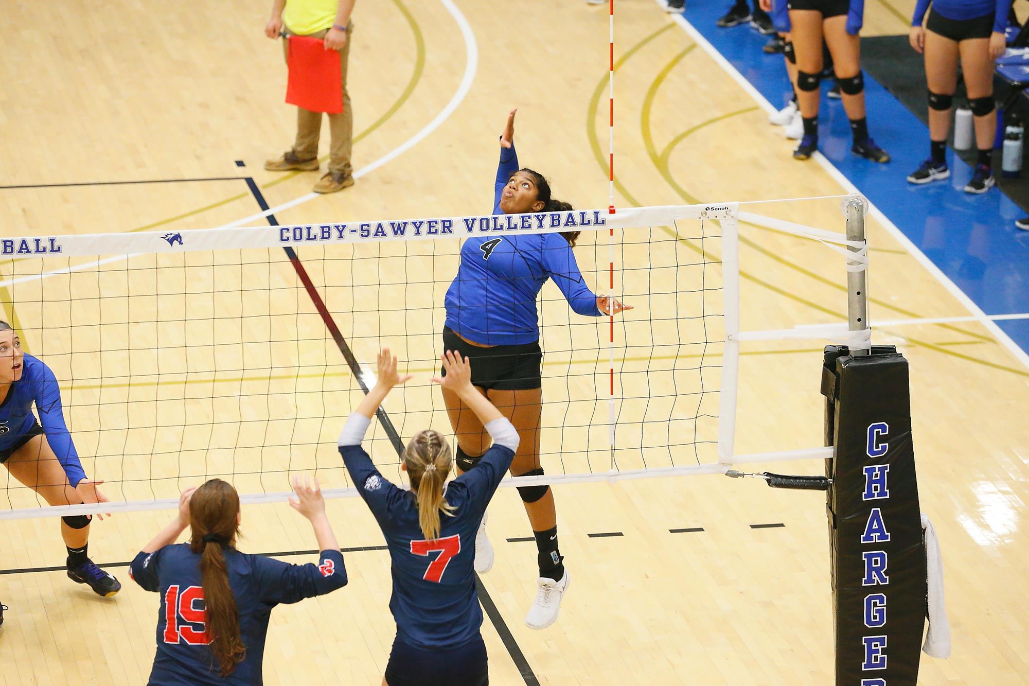 Women's Volleyball Wins Five Set Match Over Husson ColbySawyer