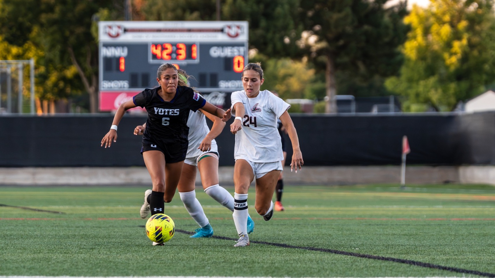 Alondra Osuna dribbling past a defender