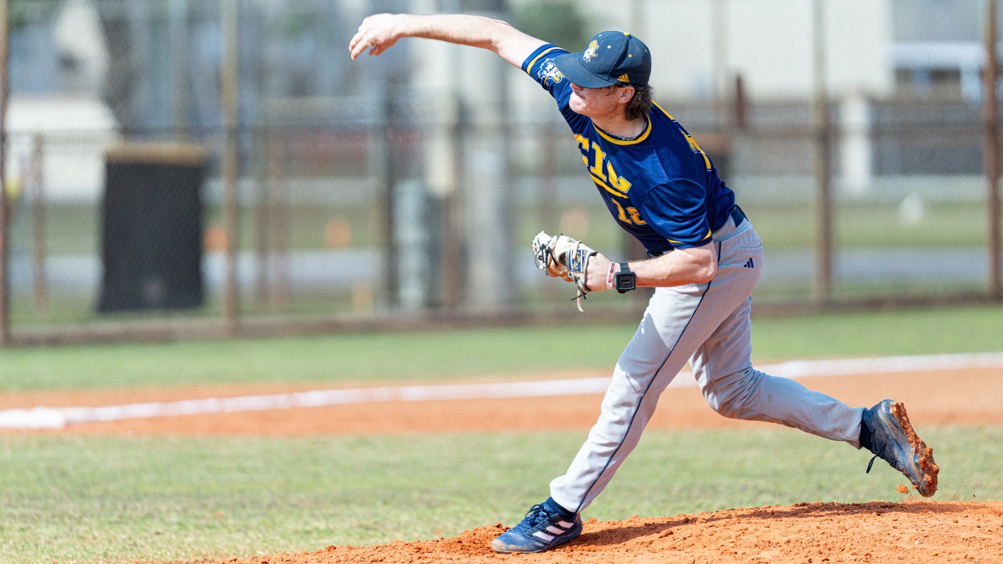 Collin Otte pitches the ball 