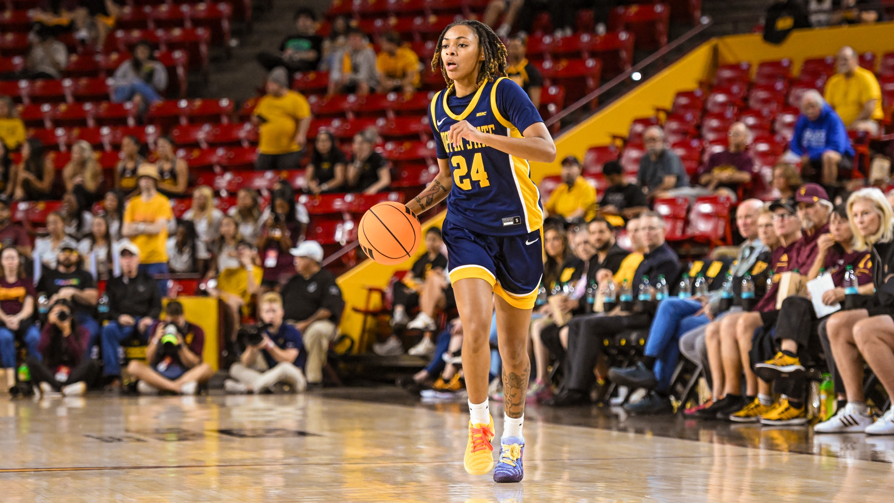 Khila Morris looking for a lane at Arizona St