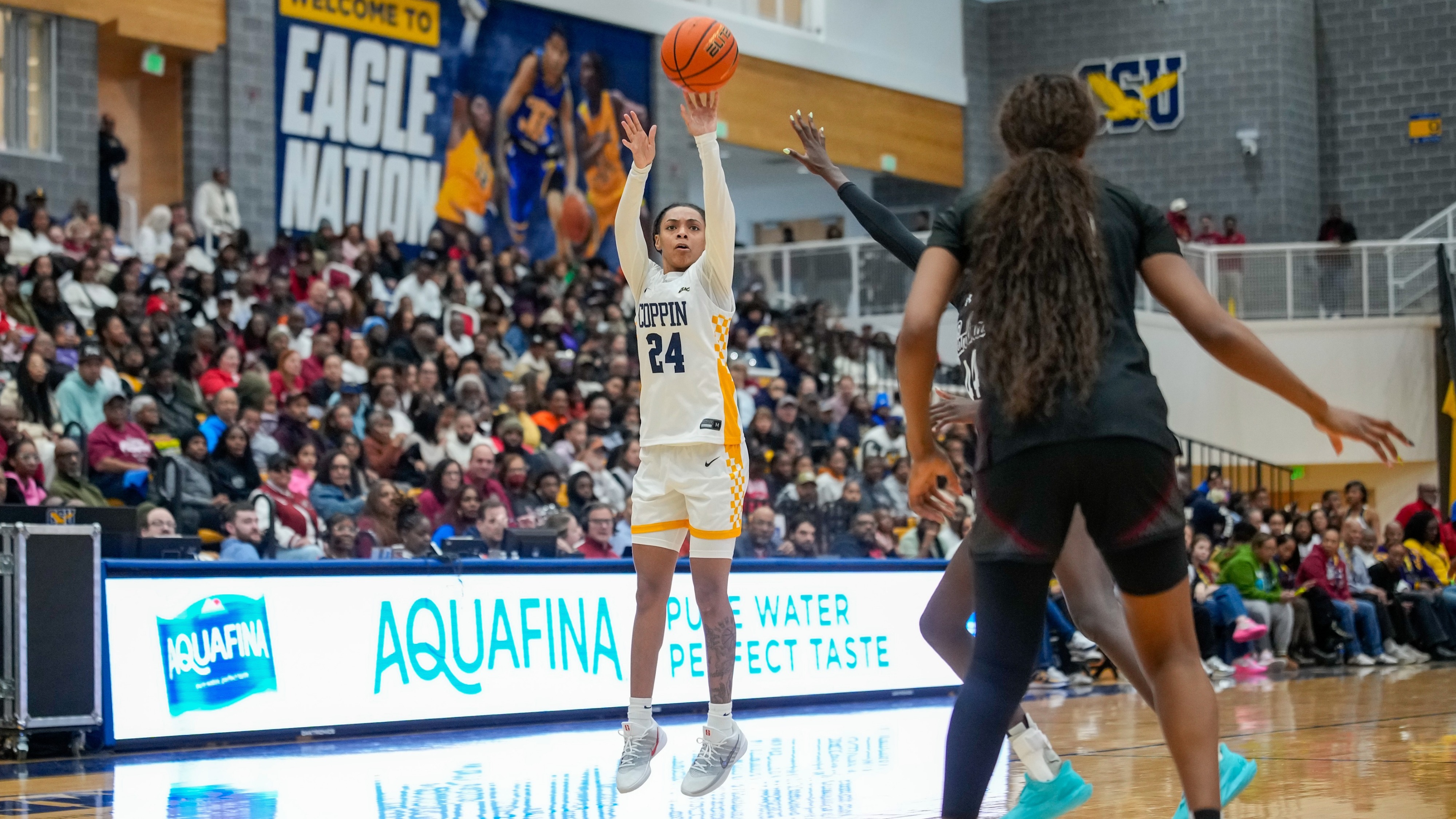 Morris buries a three vs. #2 South Carolina